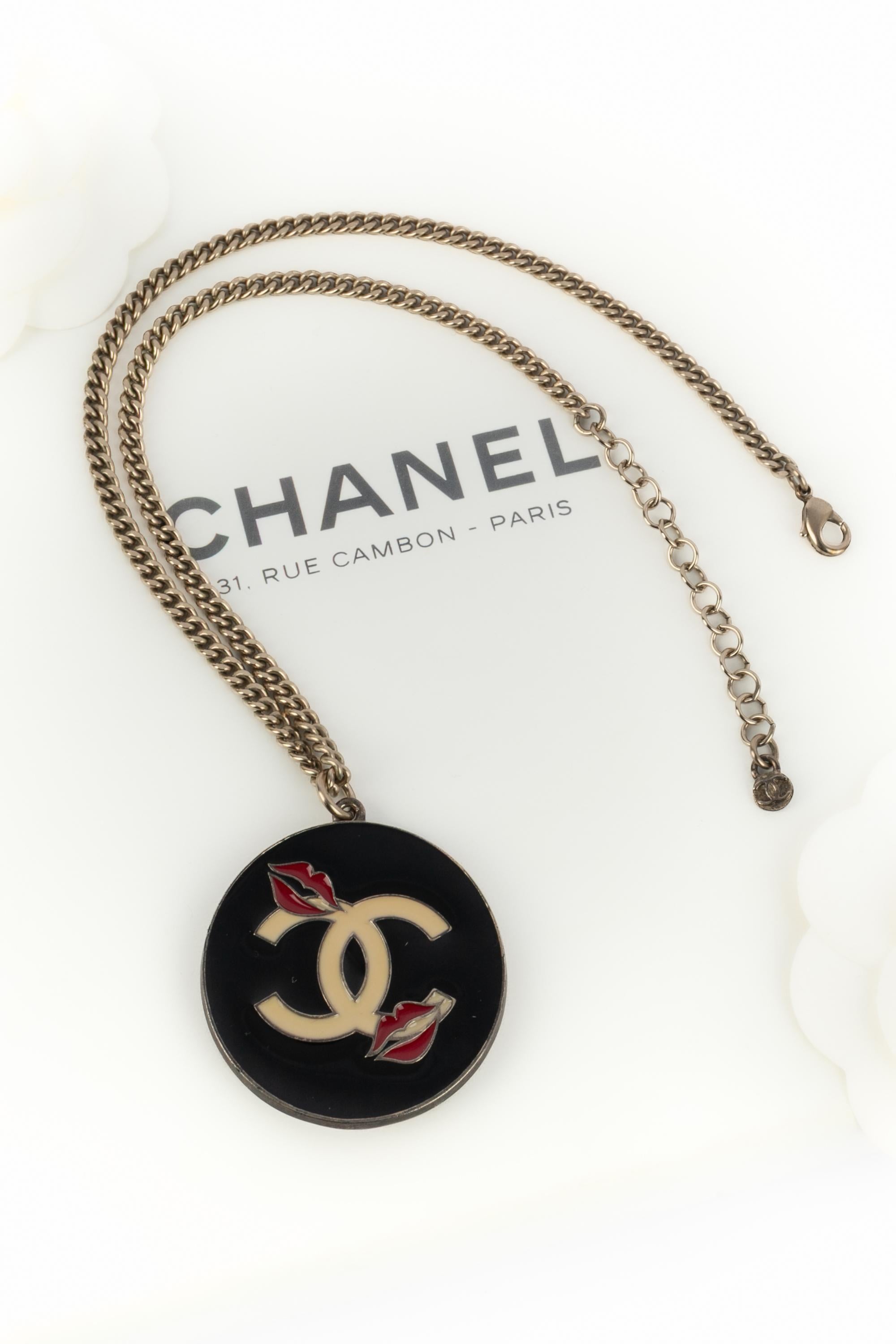 Chanel - (Made in France) Raffinata collana a catena con un ciondolo rotondo smaltato. Collezione Autunno-Inverno 2004 sotto la direzione artistica di Karl Lagerfeld.

Condizioni:
Ottime condizioni

Dimensioni:
Lunghezza: da 38 a 43 cm - Ciondolo: 4