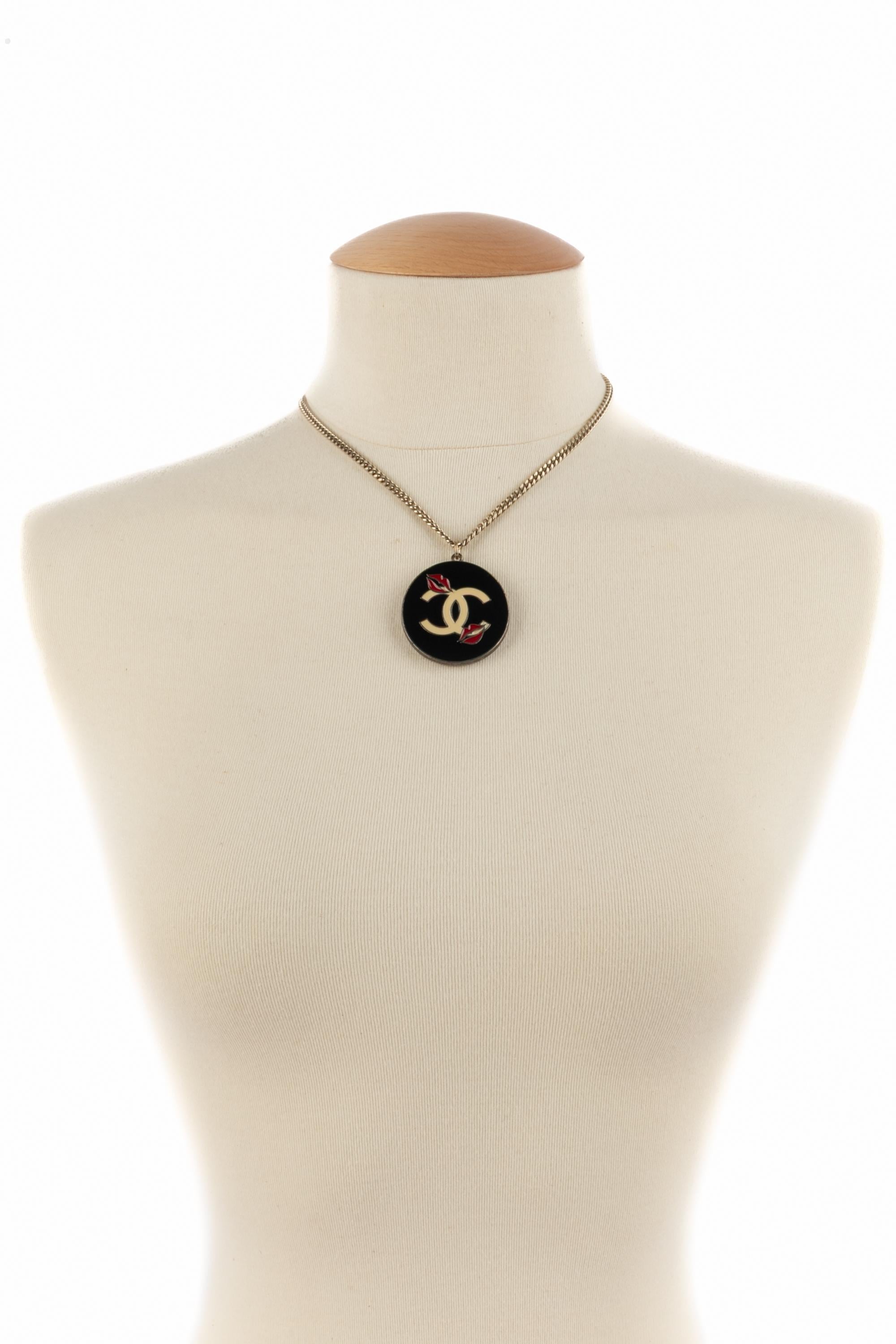 Collana con ciondolo Chanel 2004 in vendita 4