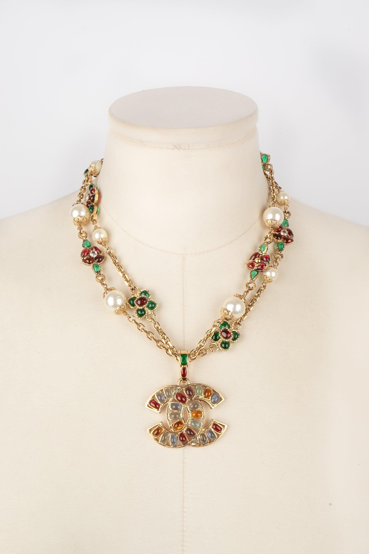 Chanel - (Made in France) Golden metal two-row necklace with costume pearls and glass paste. 2003 Cruise Collection.
 
 Additional information: 
 Condition: Very good condition
 Dimensions: Length: 43 cm
 Period: 21st Century
 
 Seller Reference: