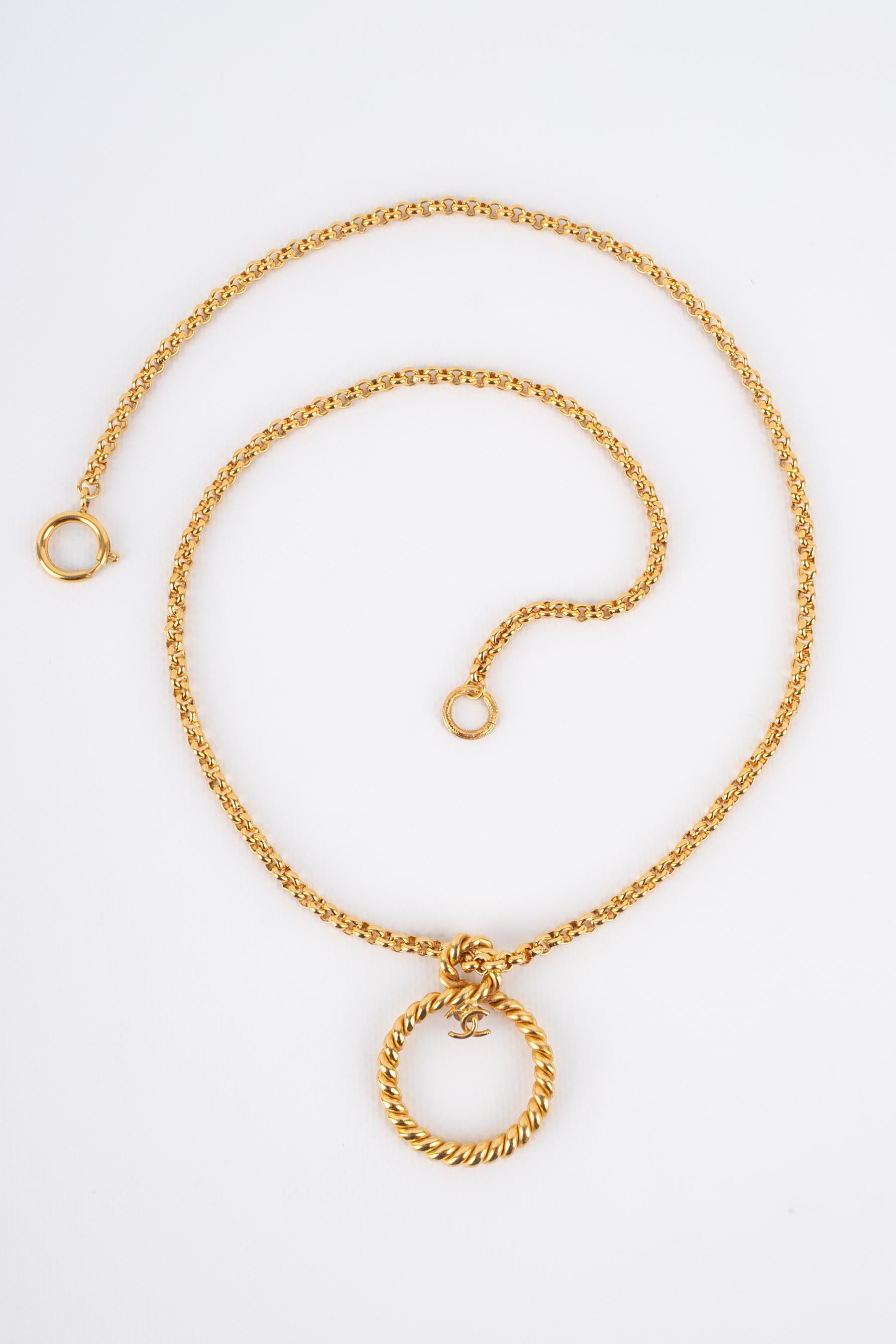 CHANEL - (Made in France) Golden metal pendant necklace. 1995 Fall-Winter Collection.

Condition:
Very good condition

Dimensions:
Length: 80 cm

CB272