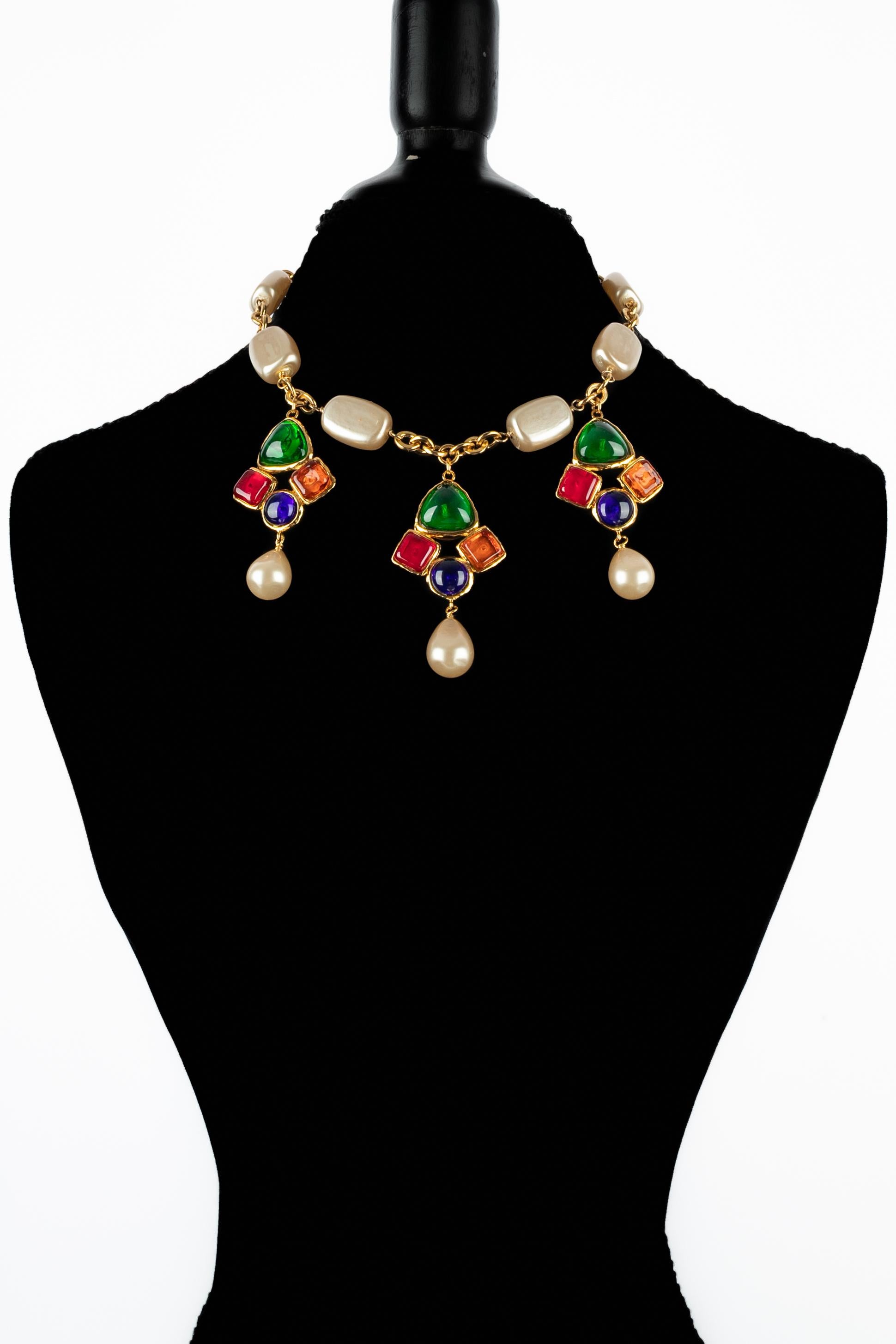 Chanel - (Made in France) Collana corta in metallo dorato con perle di costume. È dotato di tre medaglioni ornati da coloratissimi cabochon in pasta di vetro. Collezione 2cc6 sotto la direzione artistica di Karl Lagerfeld.

Condizioni:
Ottime