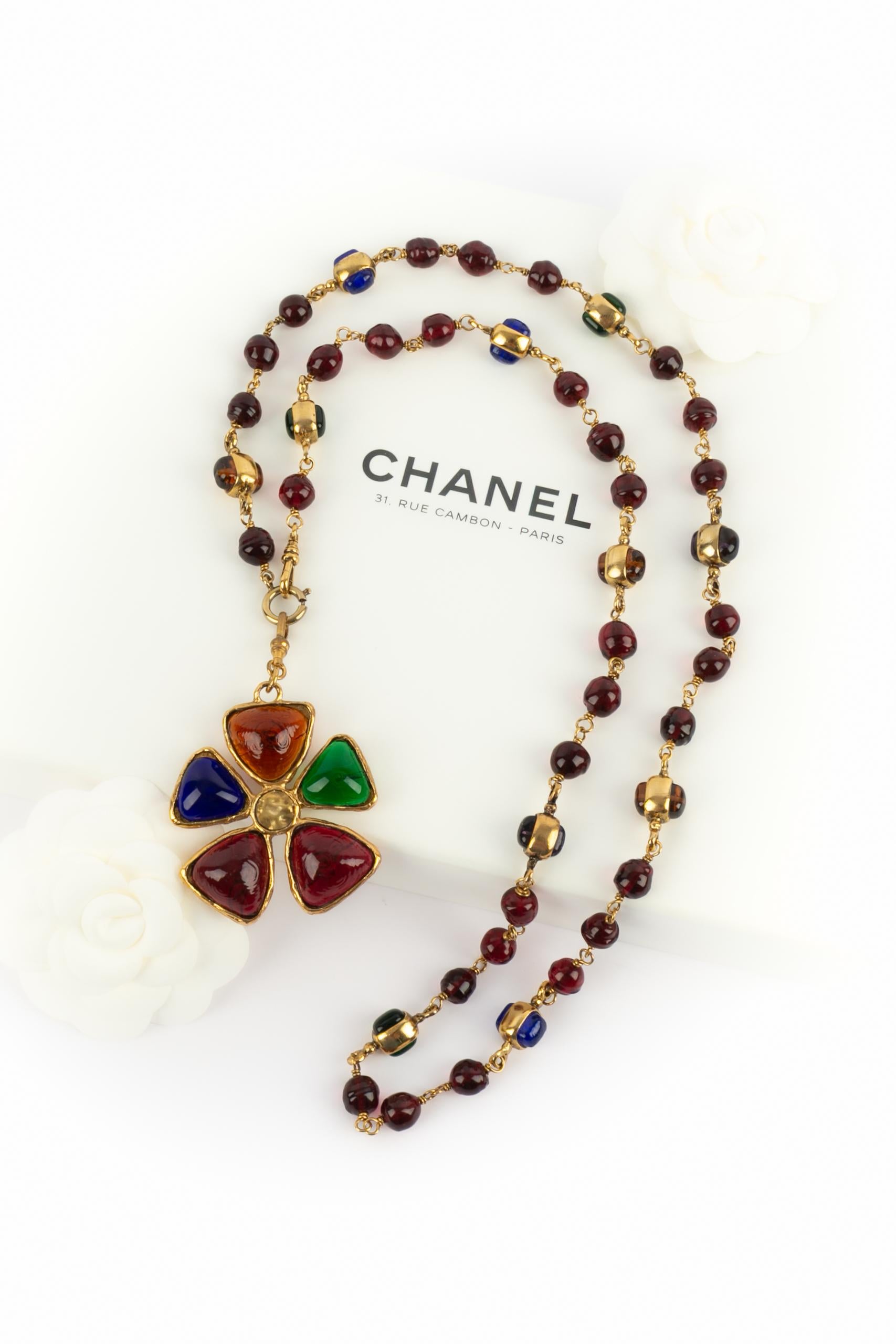 CHANEL - (Made in France) Necklace with a pendant made of red glass pearls, glass paste, and golden metal. Jewelry from the late 1980s- early 1990s.

Condition:
Very good condition

Dimensions:
Length: 95 cm

SKU:CB41