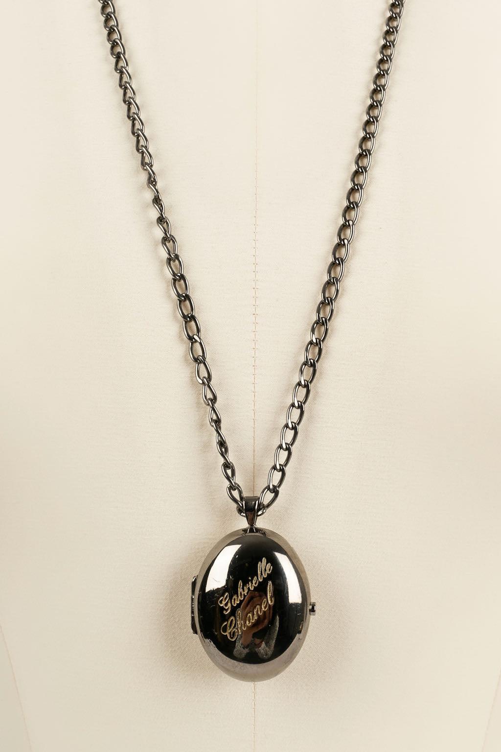 Chanel Pendant Necklace in Silver Plated Metal In Excellent Condition For Sale In SAINT-OUEN-SUR-SEINE, FR