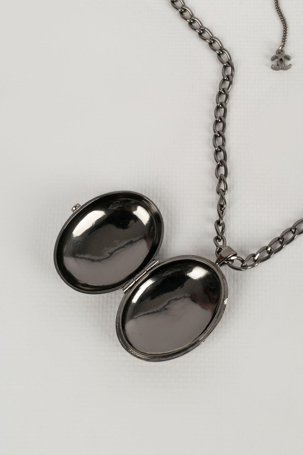 Chanel Pendant Necklace in Silver Plated Metal For Sale 2