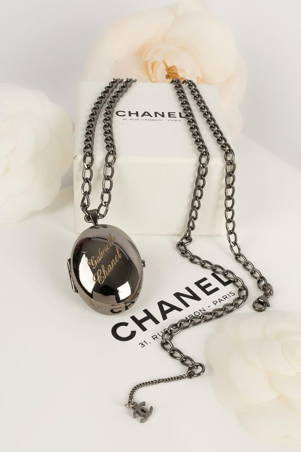 Chanel Pendant Necklace in Silver Plated Metal For Sale 5