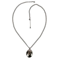 Chanel Halskette mit Anhänger aus versilbertem Metall