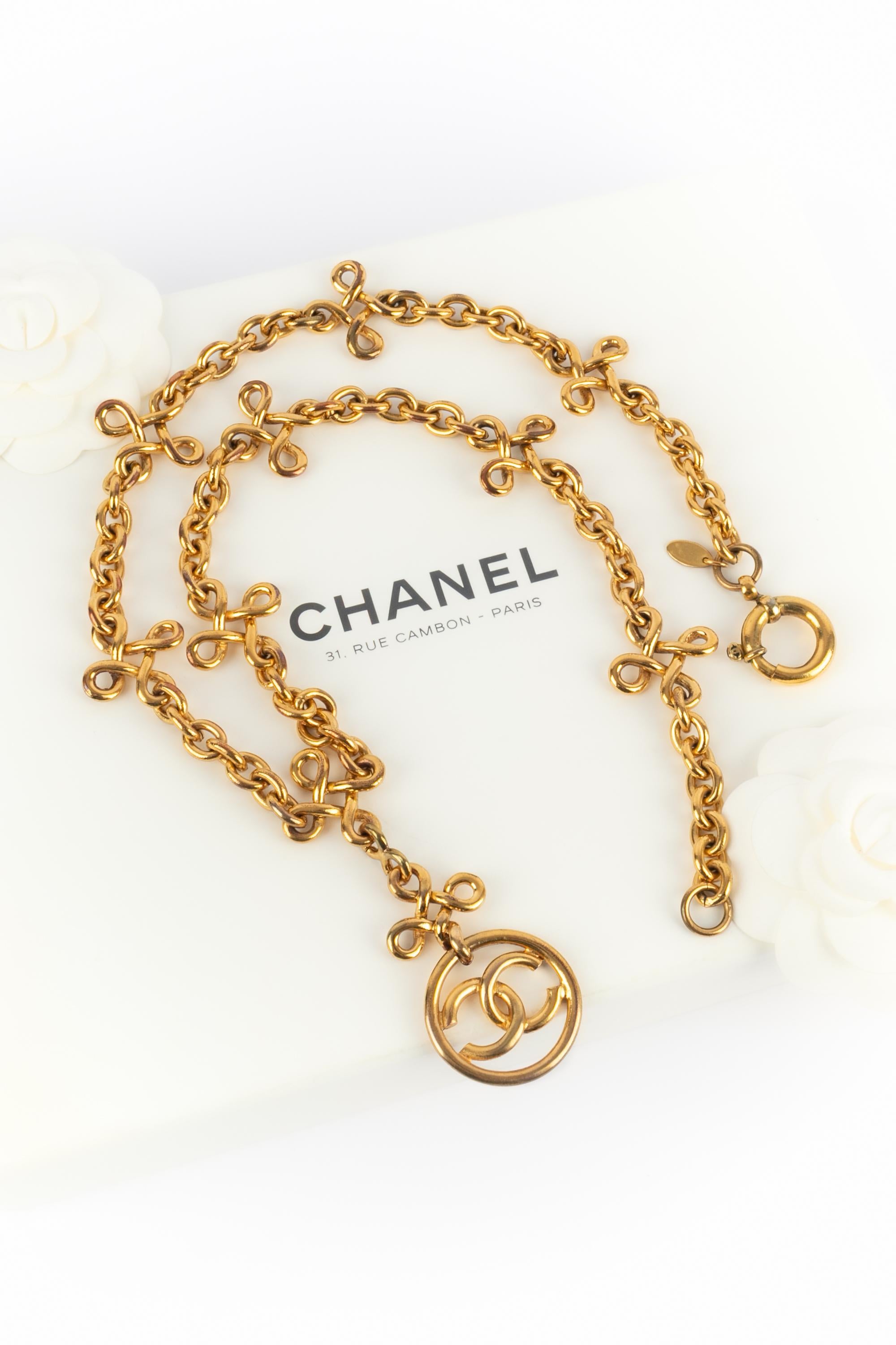 CHANEL - (Made in France) Long golden metal pendant necklace. 1993 Spring-Summer Collection under the artistic direction of Karl Lagerfeld.

Condition:
Very good condition

Dimensions:
Length:

SKU:CB170