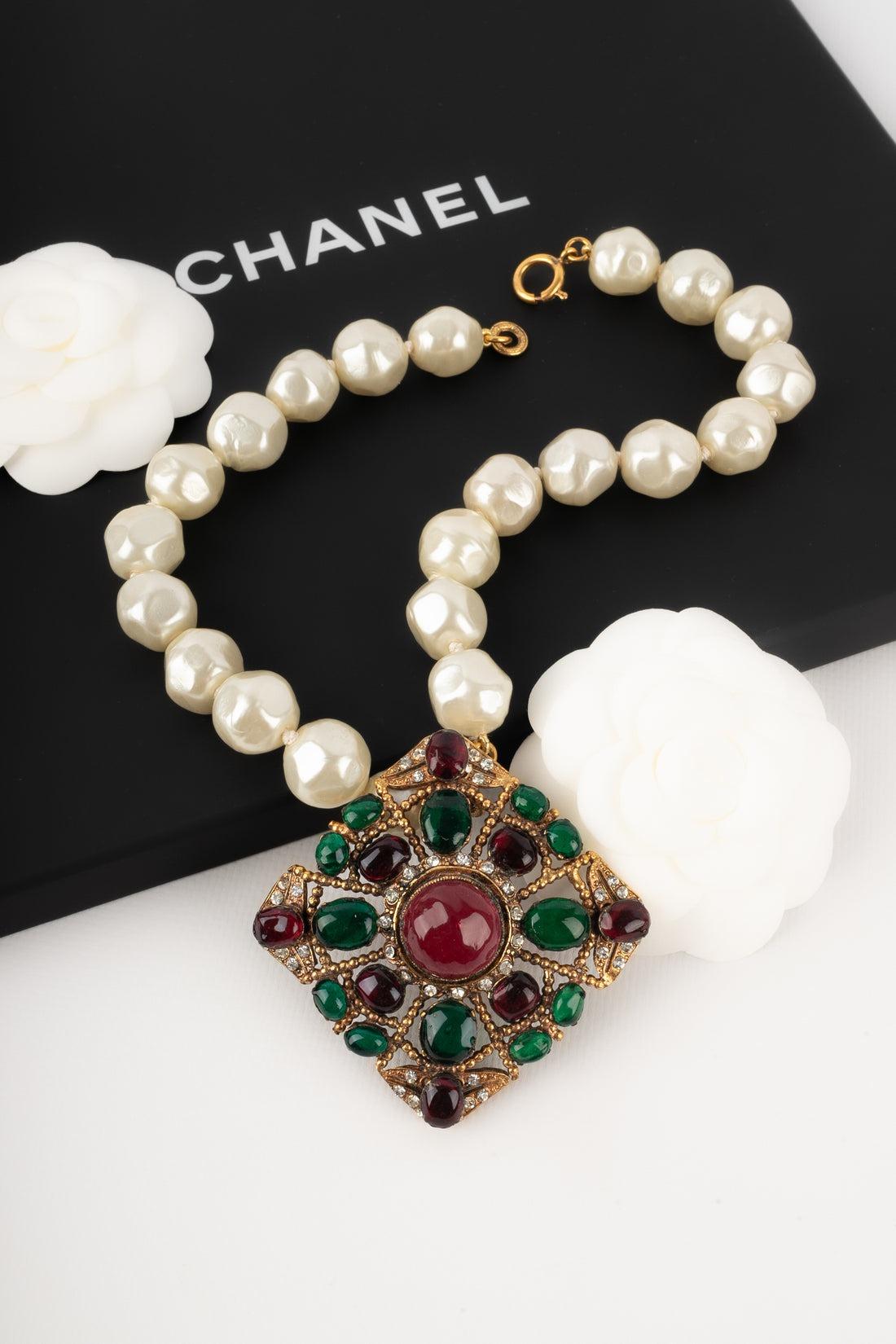 Collana Chanel con pasta di vetro, 1983 in vendita 6