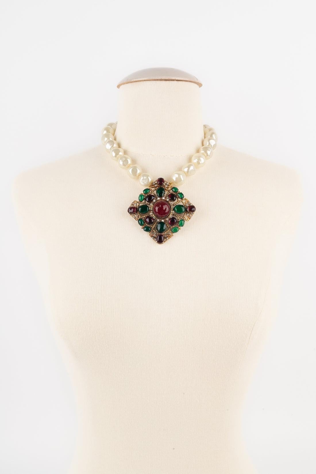 Chanel - (Made in France ) Collana con ciondolo in metallo dorato, pasta di vetro e perle di costume. Una Collection'S del 1983. Lavori dell'atelier Gripoix per la maison Chanel.

Informazioni aggiuntive:
Condizioni: Ottime condizioni
Dimensioni: