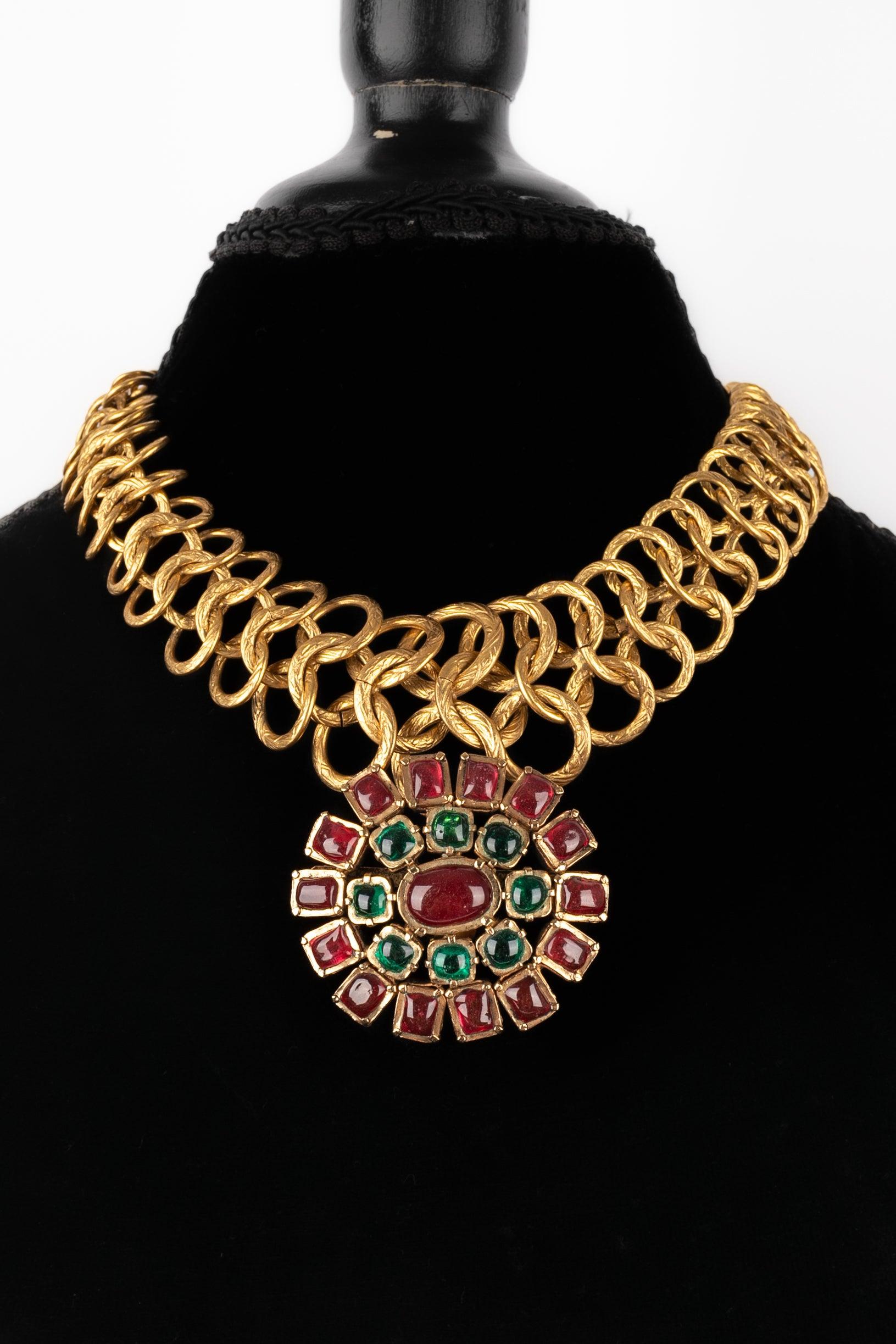 Chanel - (Made in France) Collana in metallo dorato con spilla pendente in metallo dorato e pasta di vetro.

Informazioni aggiuntive:
Condizioni: Ottime condizioni
Dimensioni: Lunghezza: 45 cm

Riferimento del venditore: CB165