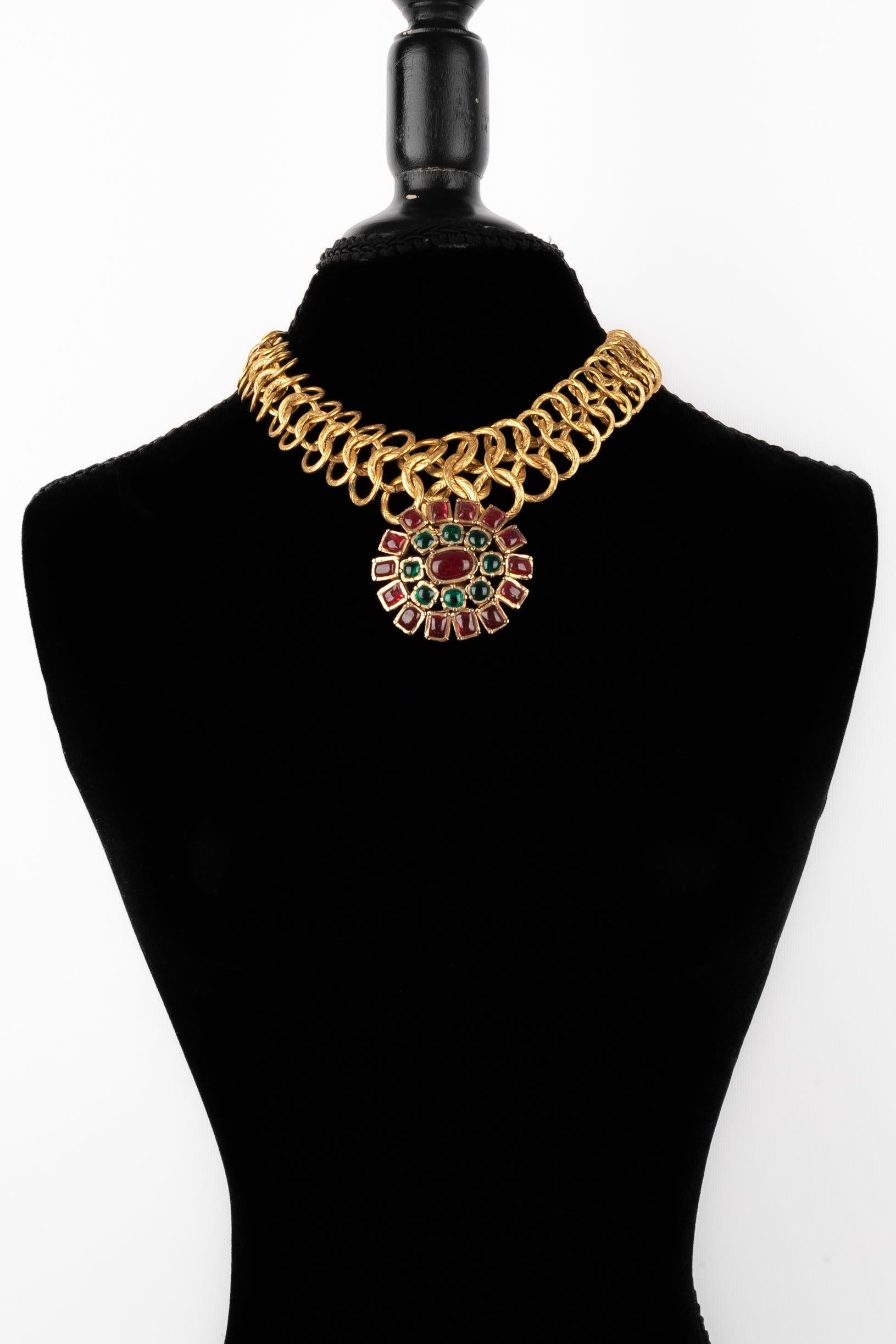 Collana Chanel con ciondolo in metallo dorato In condizioni ottime in vendita a SAINT-OUEN-SUR-SEINE, FR