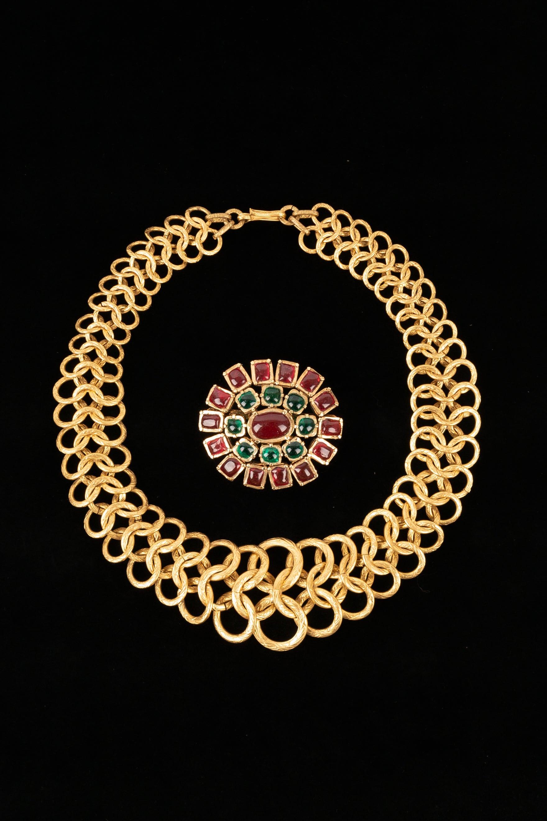 Donna Collana Chanel con ciondolo in metallo dorato in vendita