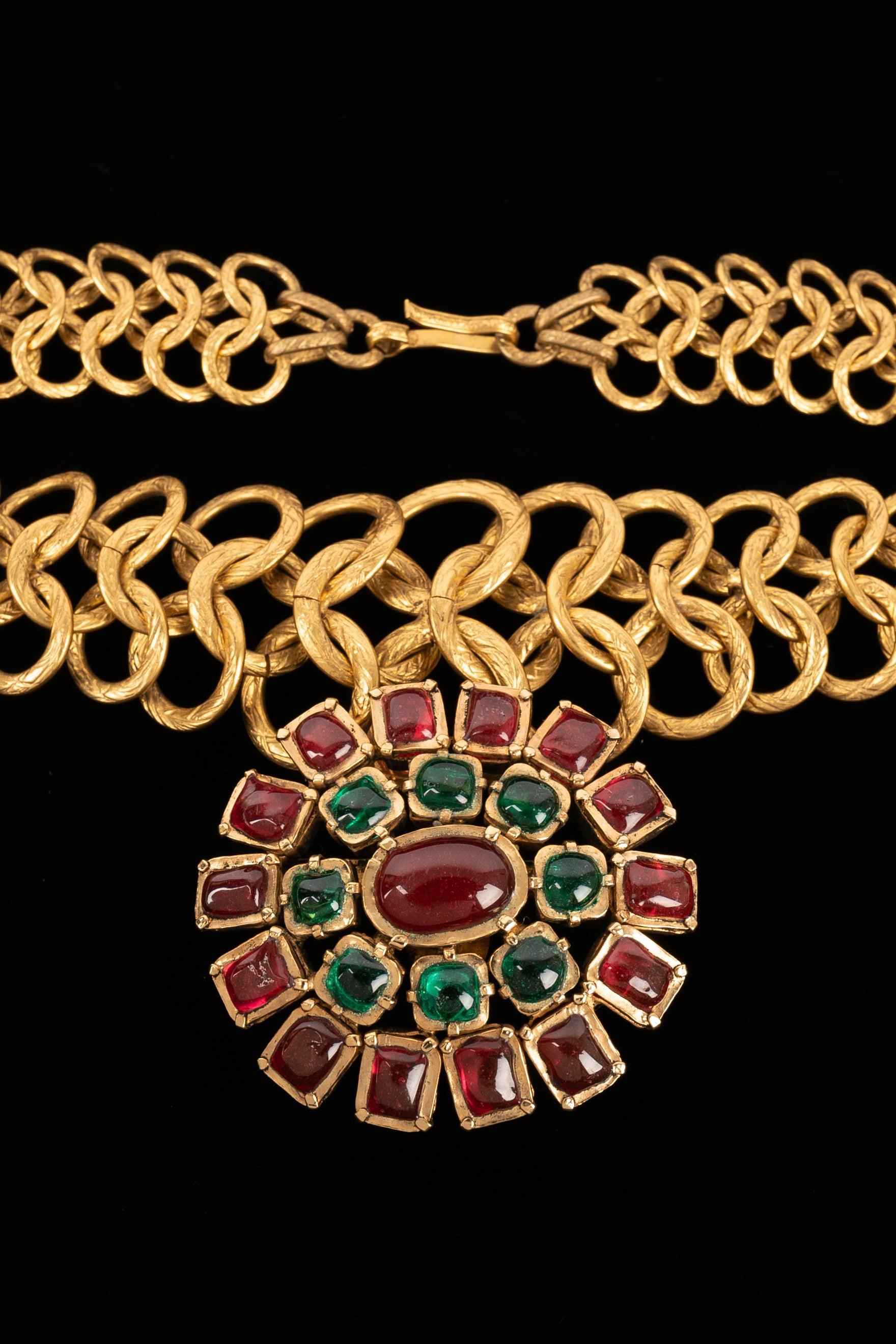 Collana Chanel con ciondolo in metallo dorato in vendita 1