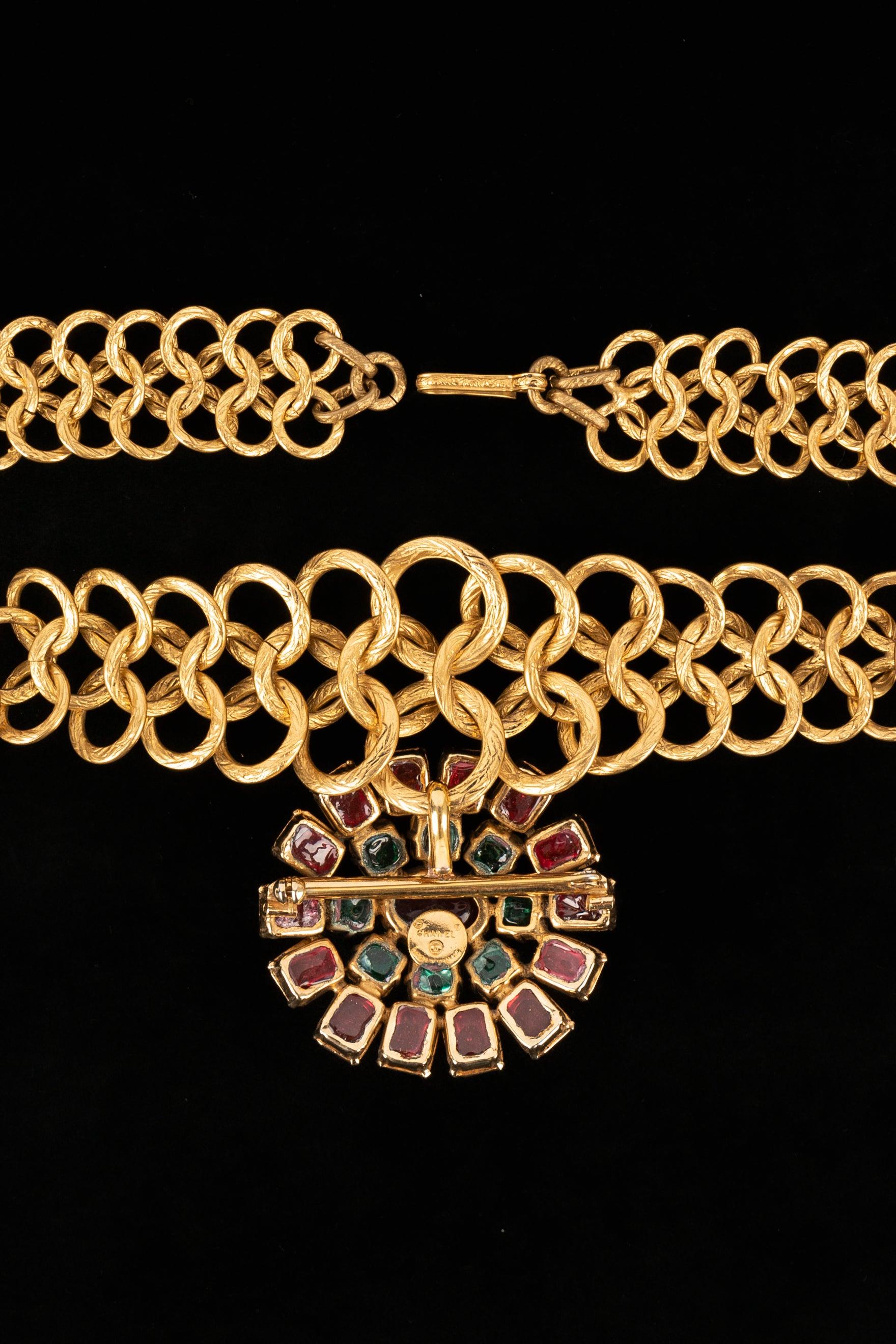 Collana Chanel con ciondolo in metallo dorato in vendita 2