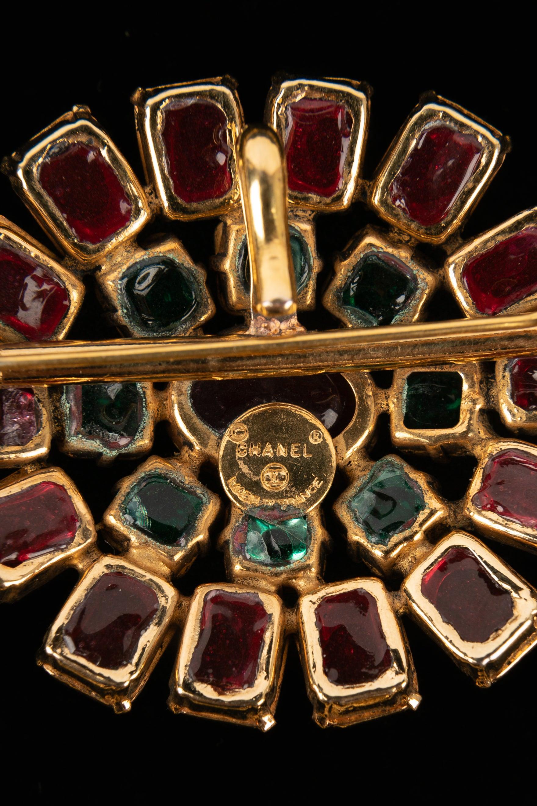 Collana Chanel con ciondolo in metallo dorato in vendita 4
