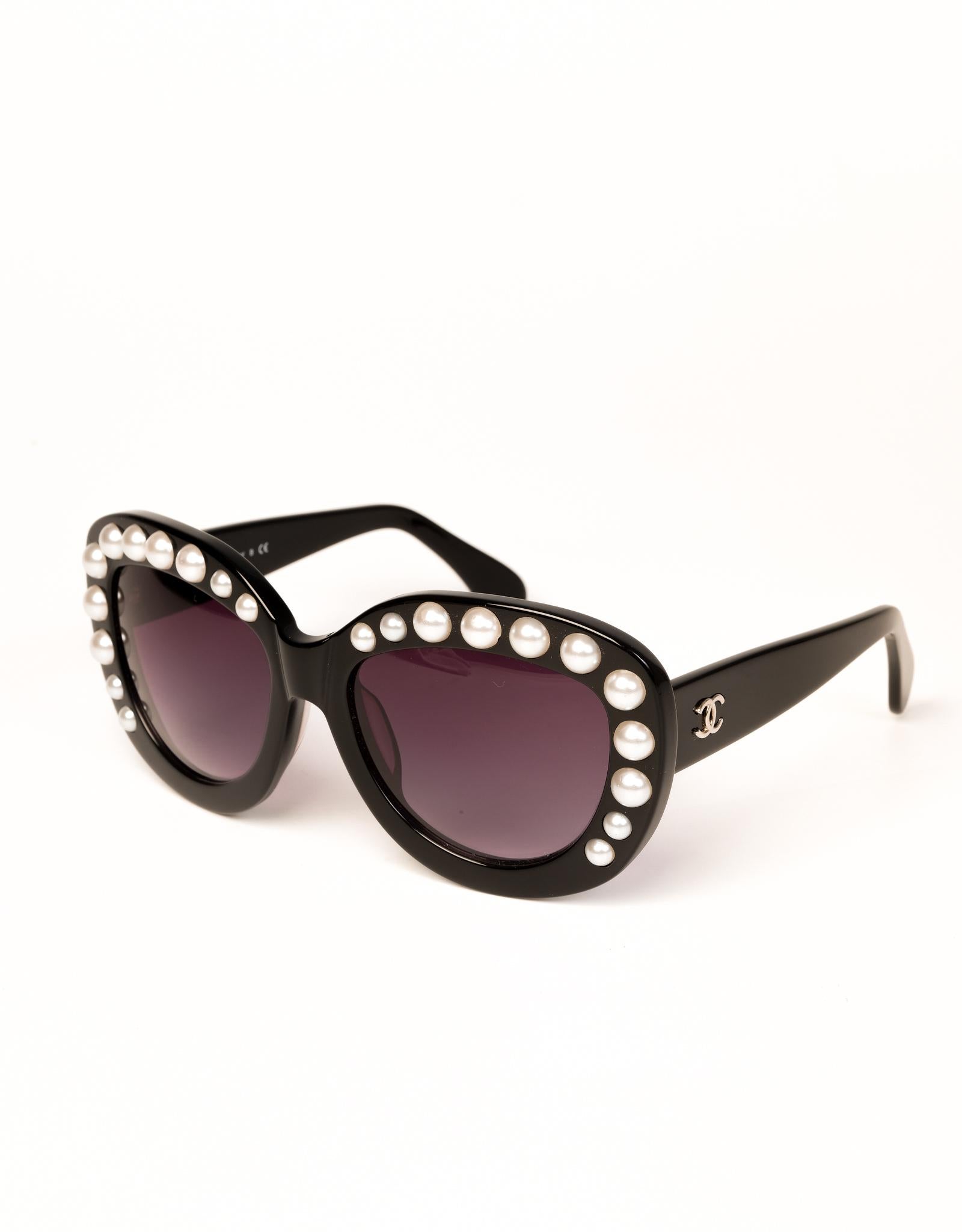 These sunglasses have a black frame with pearls along the top & sides with black lenses. The arms feature a small CC on the sides.

COLOR: Black
ITEM CODE: CH9045H c.901 
SIZE STAMP: 57☐19 135 3N
FRAME MATERIAL: Acetate