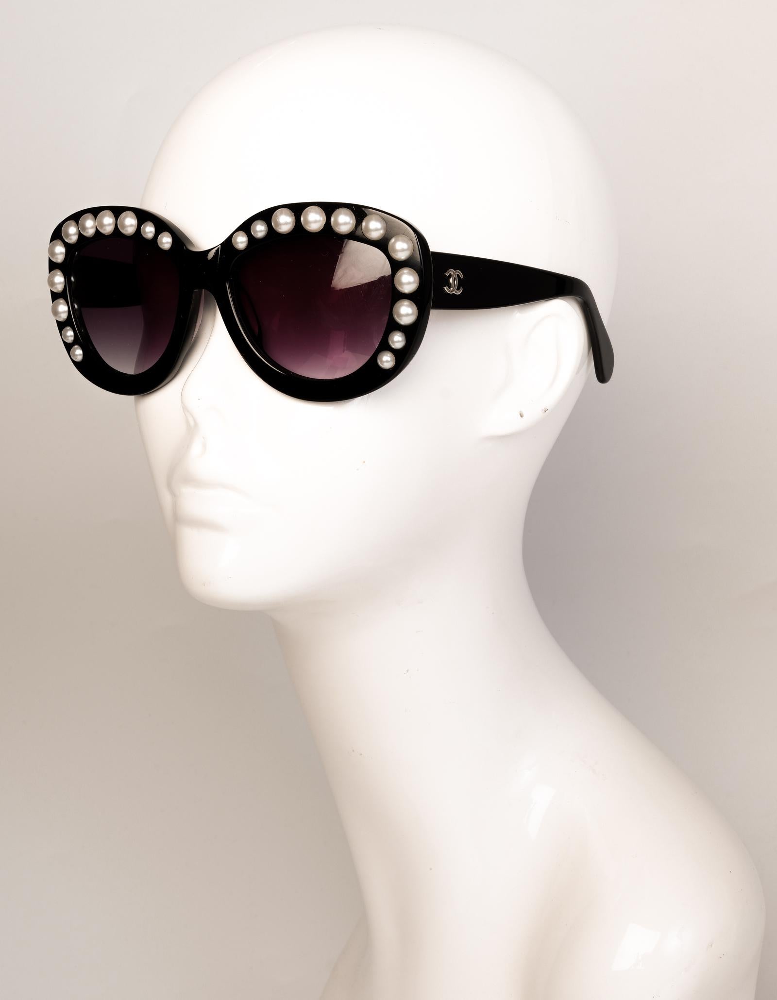 Chanel Pearl Butterfly Sunglasses Black and Rare  In Good Condition In Montreal, Quebec