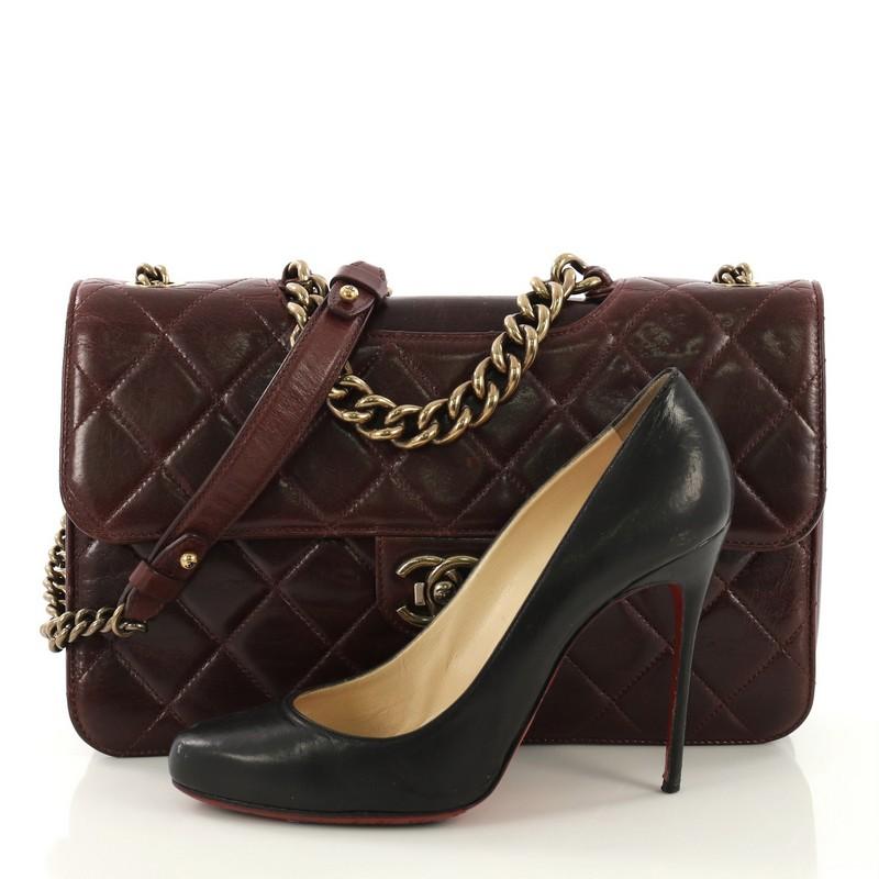 This Chanel Perfect Edge Flap Bag Quilted Calfskin Jumbo, crafted in burgundy quilted calfskin leather, features a short chain handle, longer chain link strap with leather shoulder pad, and aged gold-tone hardware. Its CC turn-lock closure opens to