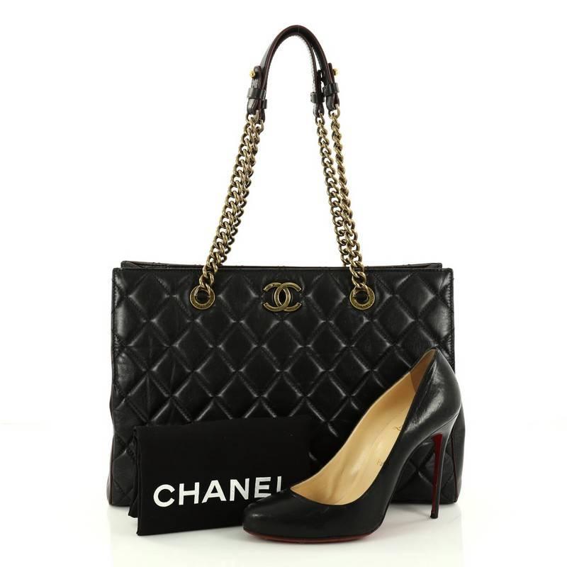 This authentic Chanel Perfect Edge Tote Quilted Leather Large presented in the brand's 2011 Collection mixes modern elegance with youthful edge made for any Chanel lover. Crafted from black leather, this chic tote features dual chunky aged gold