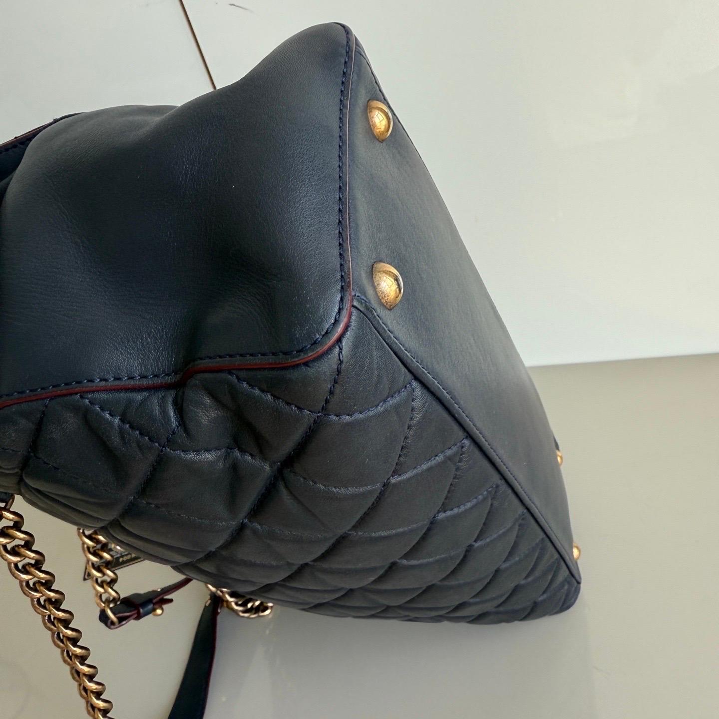 Chanel Perfect Edge Tote Trapuntata in Pelle Navy Hardware Oro Antico in vendita 6