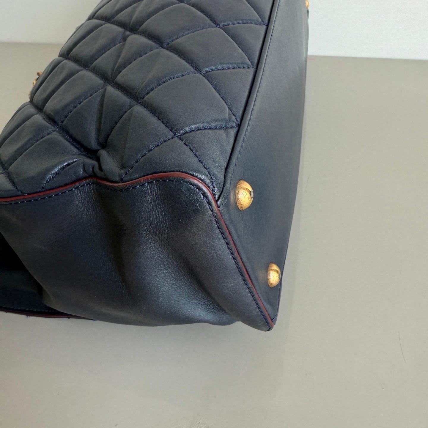 Chanel Perfect Edge Tote Trapuntata in Pelle Navy Hardware Oro Antico in vendita 7