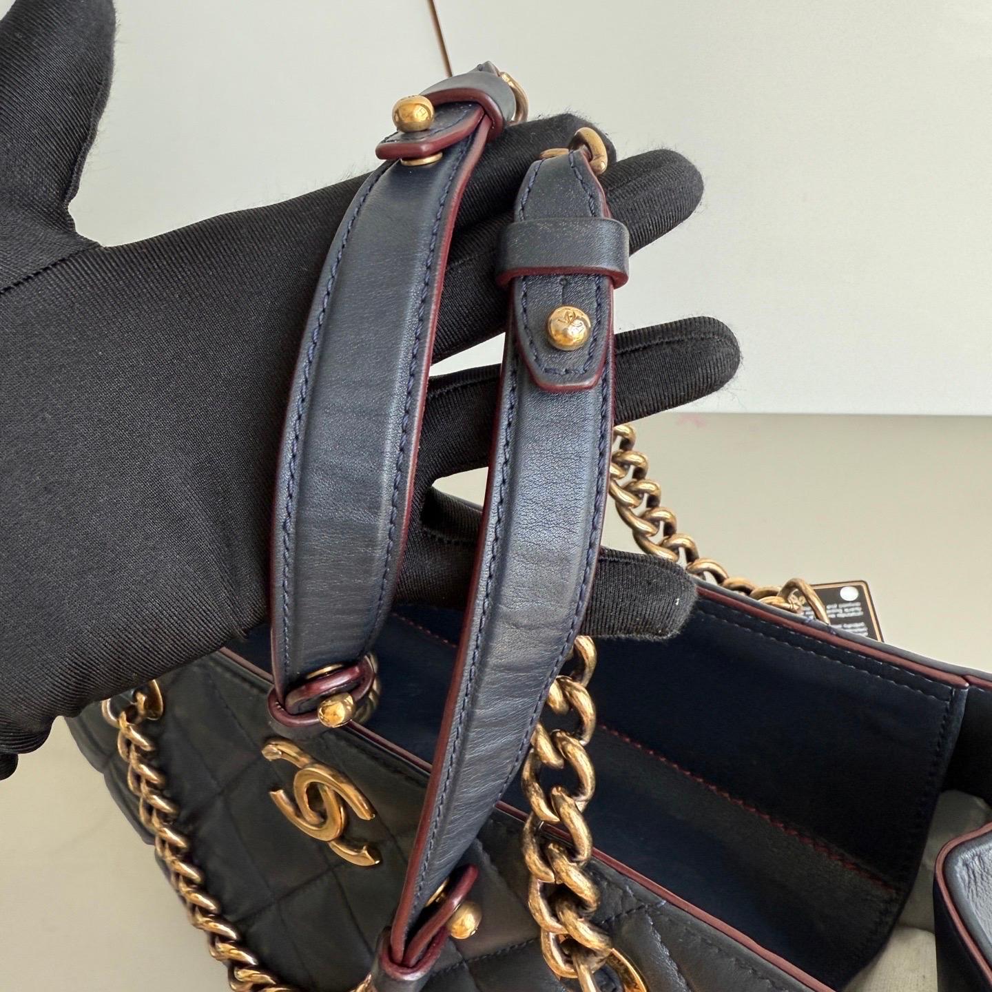 Chanel Perfect Edge Tote Trapuntata in Pelle Navy Hardware Oro Antico in vendita 8