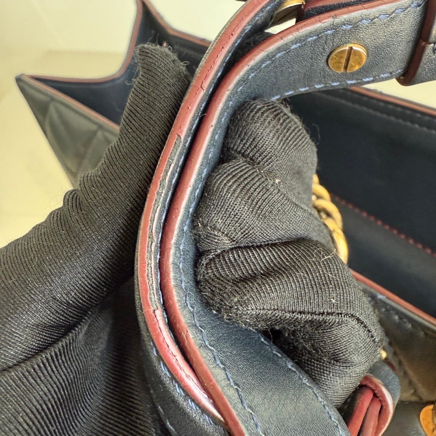 Chanel Perfect Edge Tote Trapuntata in Pelle Navy Hardware Oro Antico in vendita 11