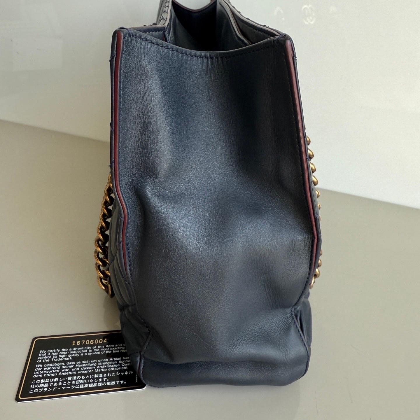 Chanel Perfect Edge Tote Trapuntata in Pelle Navy Hardware Oro Antico In condizioni ottime in vendita a AUBERVILLIERS, FR