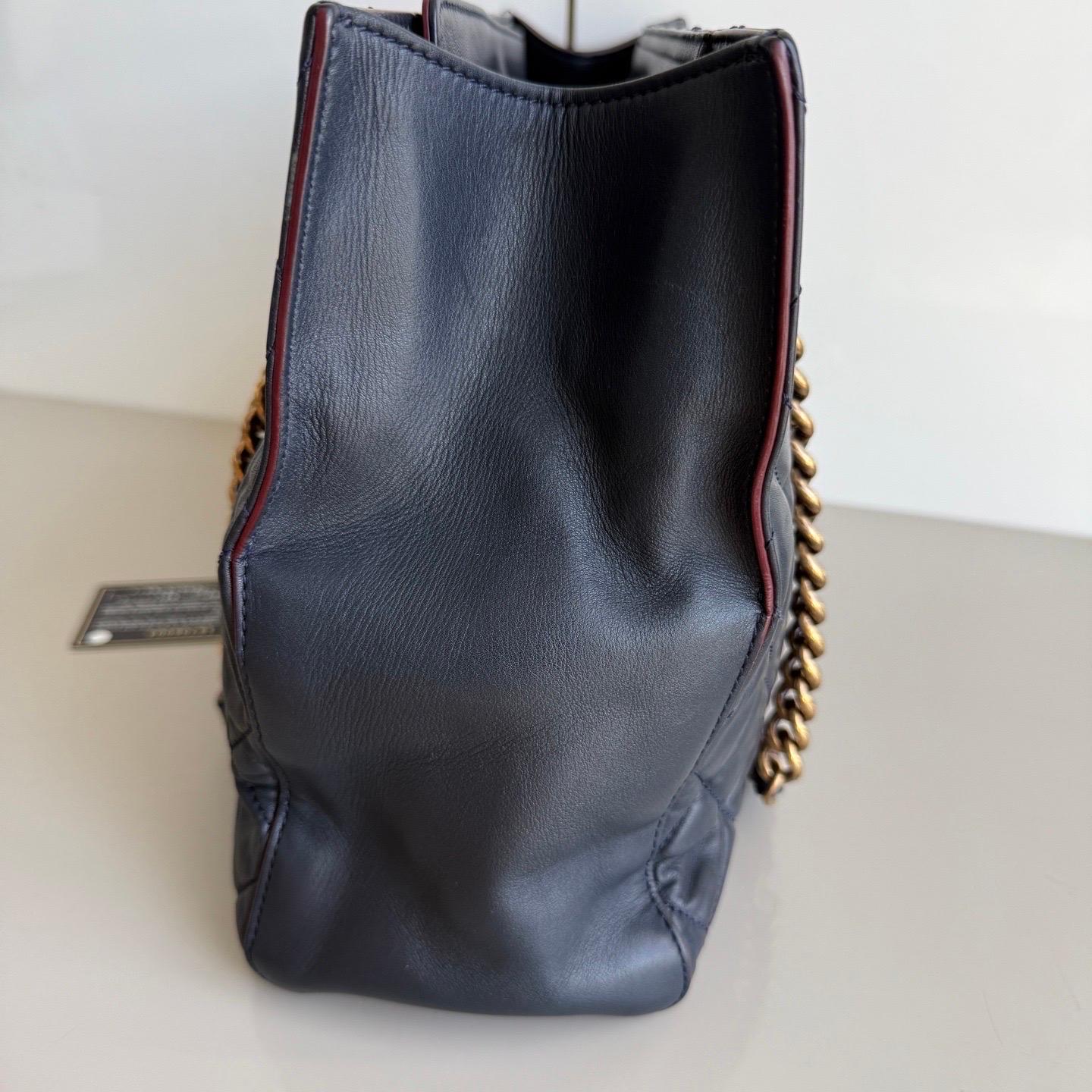 Chanel Perfect Edge Tote Trapuntata in Pelle Navy Hardware Oro Antico in vendita 2