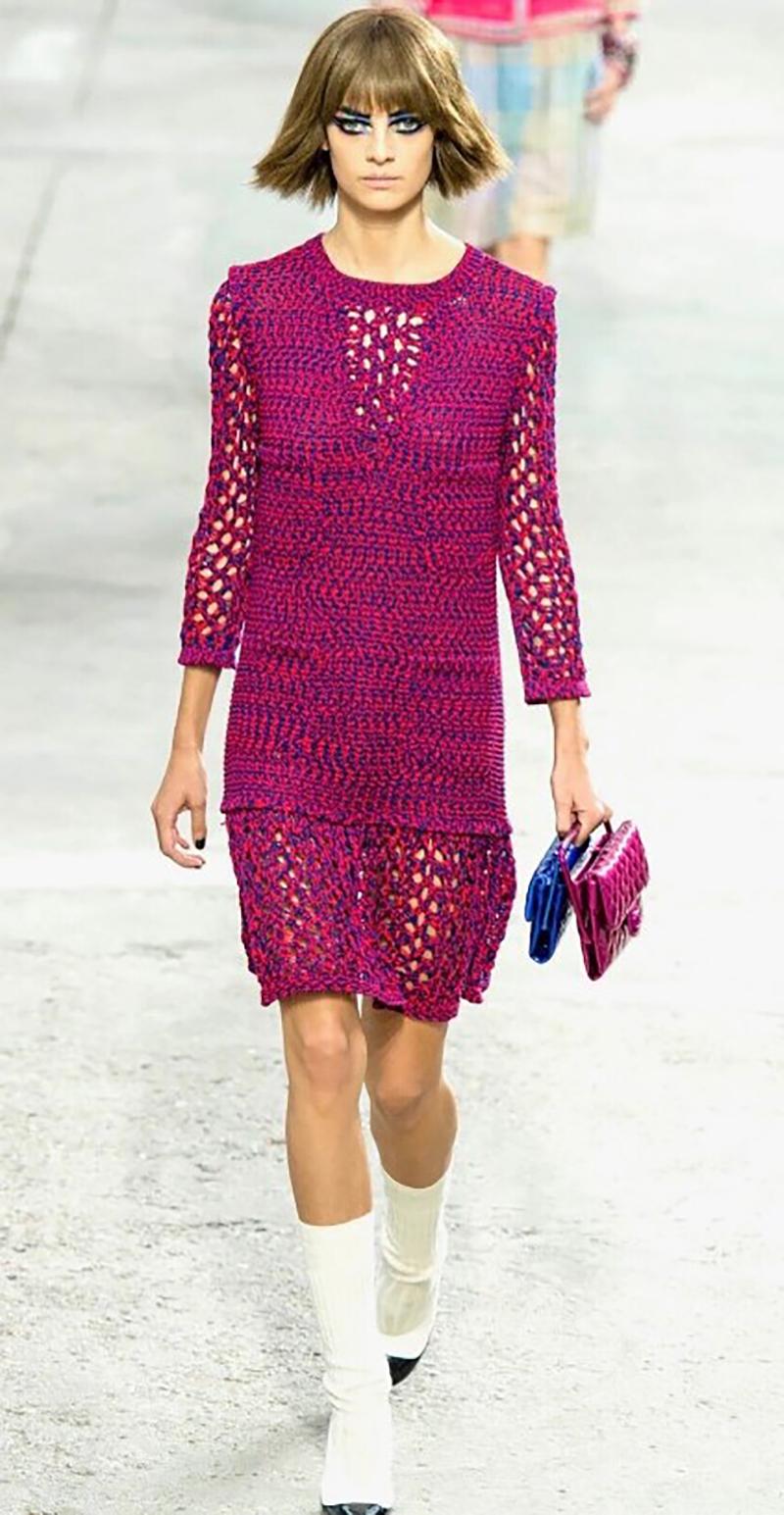 CHANEL 

This Chanel dress from the Spring 2014 Ready-to-Wear collection is made of multi-colored cotton. 
As seen on Keira Knightley

Straight silhouette. 
Decorated with perforations. 
Four pockets at front. 
Button fastening at the back.


Waist