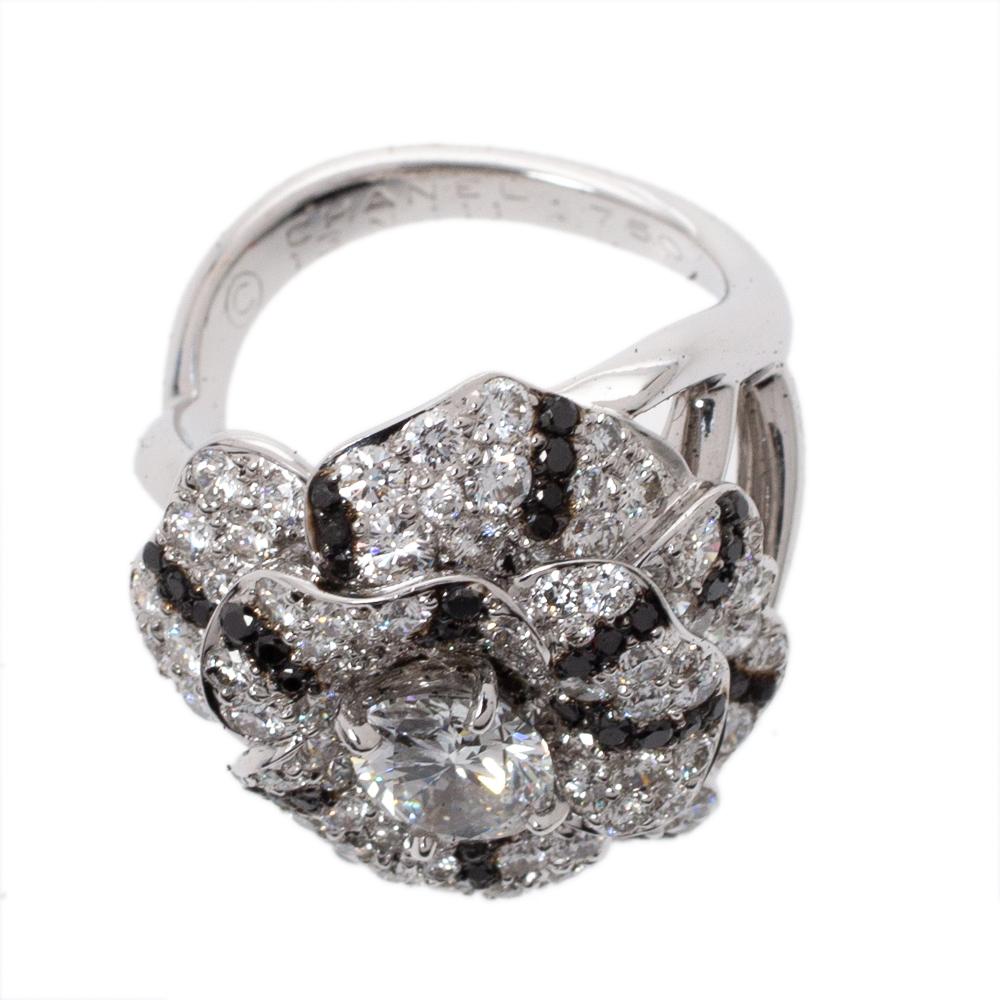 Chanel Pétales de Camélia 0.84ct Oval Solitaire 18k White Cocktail Ring Size 51 In Good Condition In Dubai, Al Qouz 2