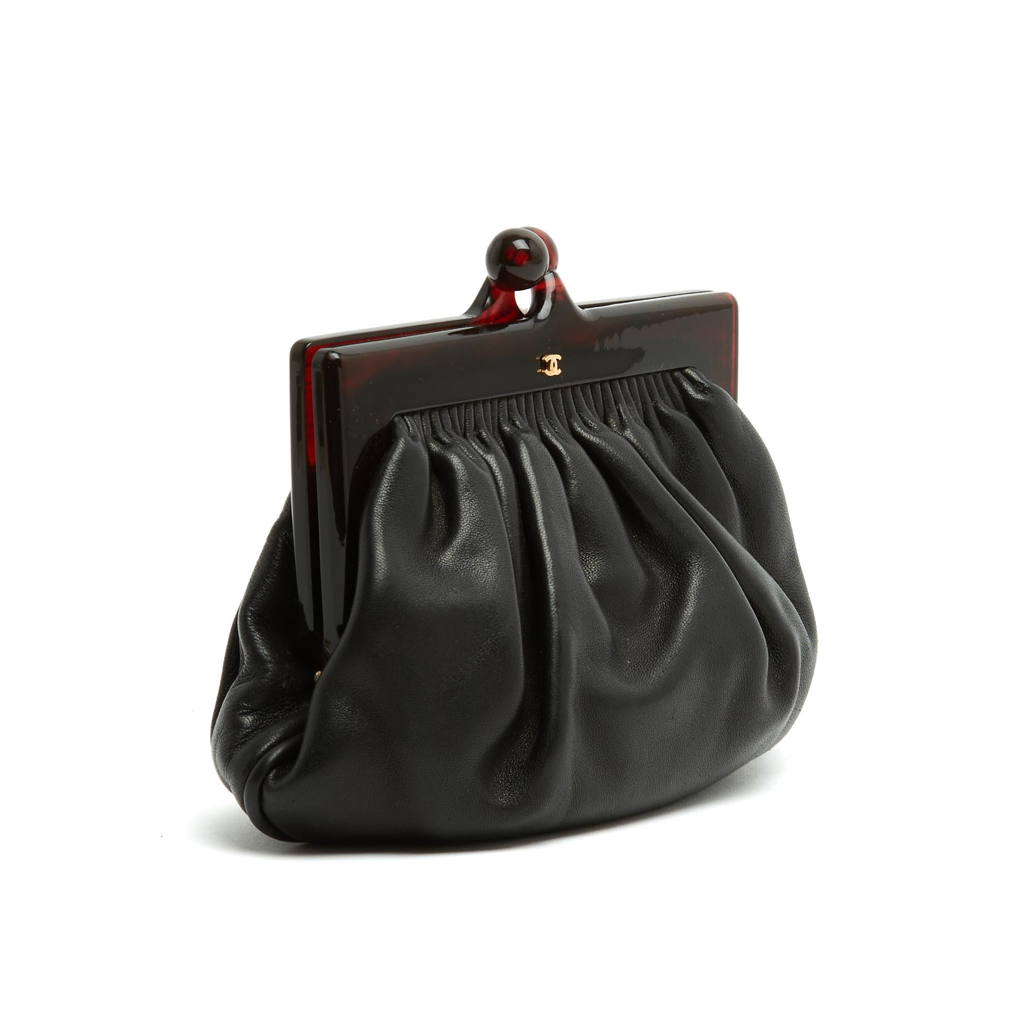 Bolso o clutch Chanel de 1985 en piel negra ultrasuave (y suave), gran cierre de resina de carey con logotipo CC, interior de piel negra con un minibolsillo con cremallera, asa de hombro 