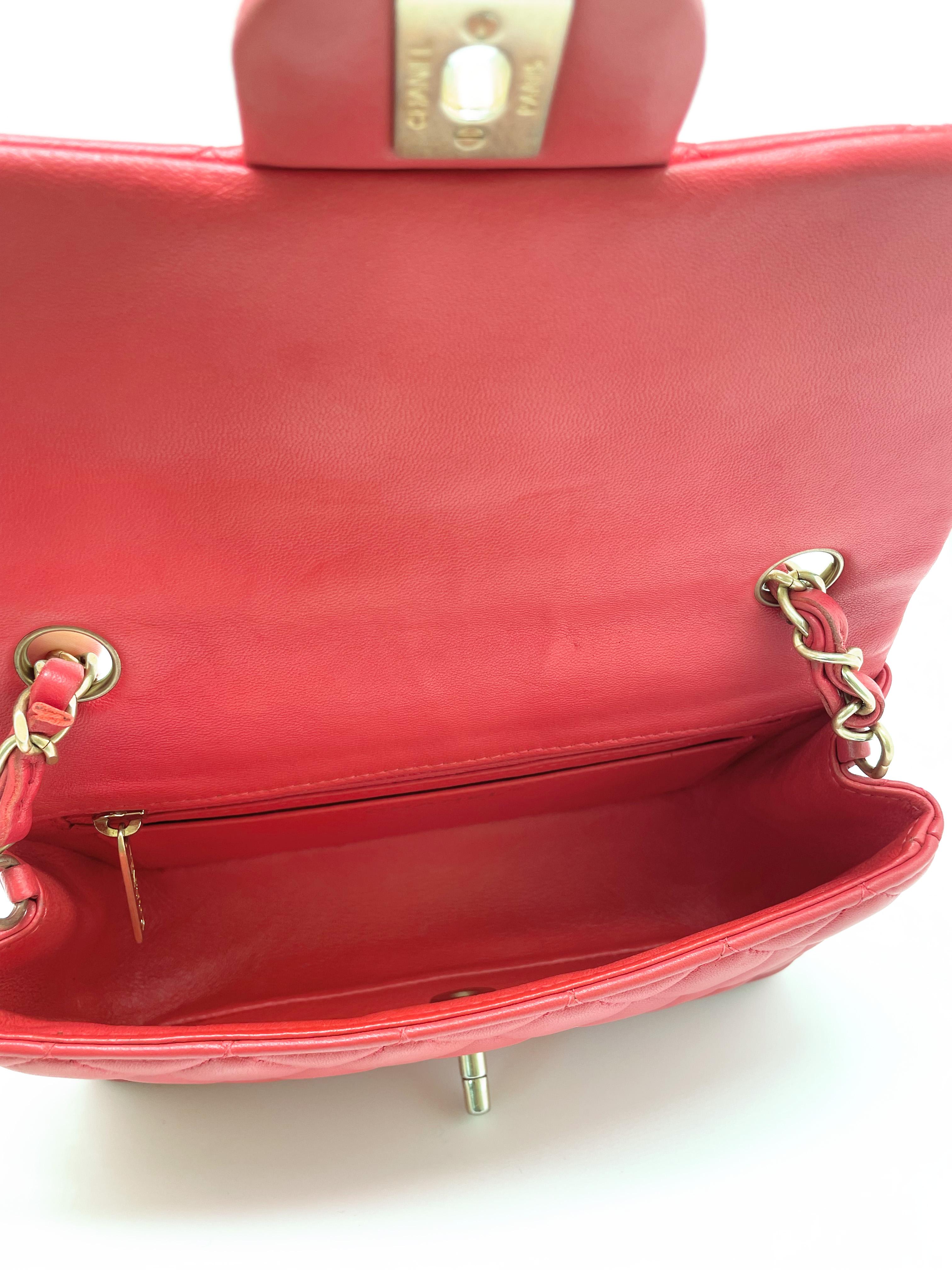 Chanel Petit Timeless “Must Have” shoulder flap bag in leather of red 7