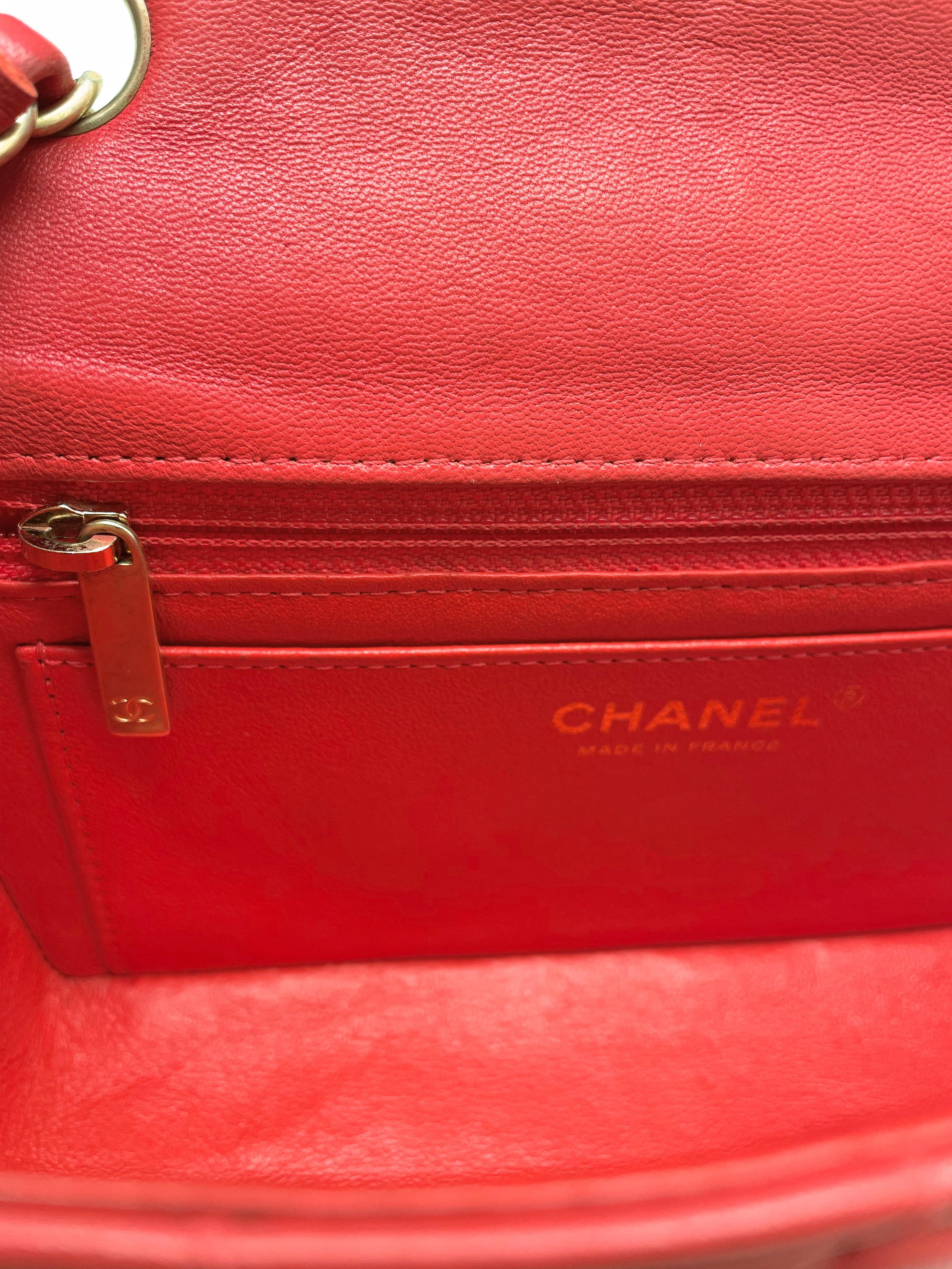 Chanel Petit Timeless Must Have sac à rabat épaule en cuir rouge 9