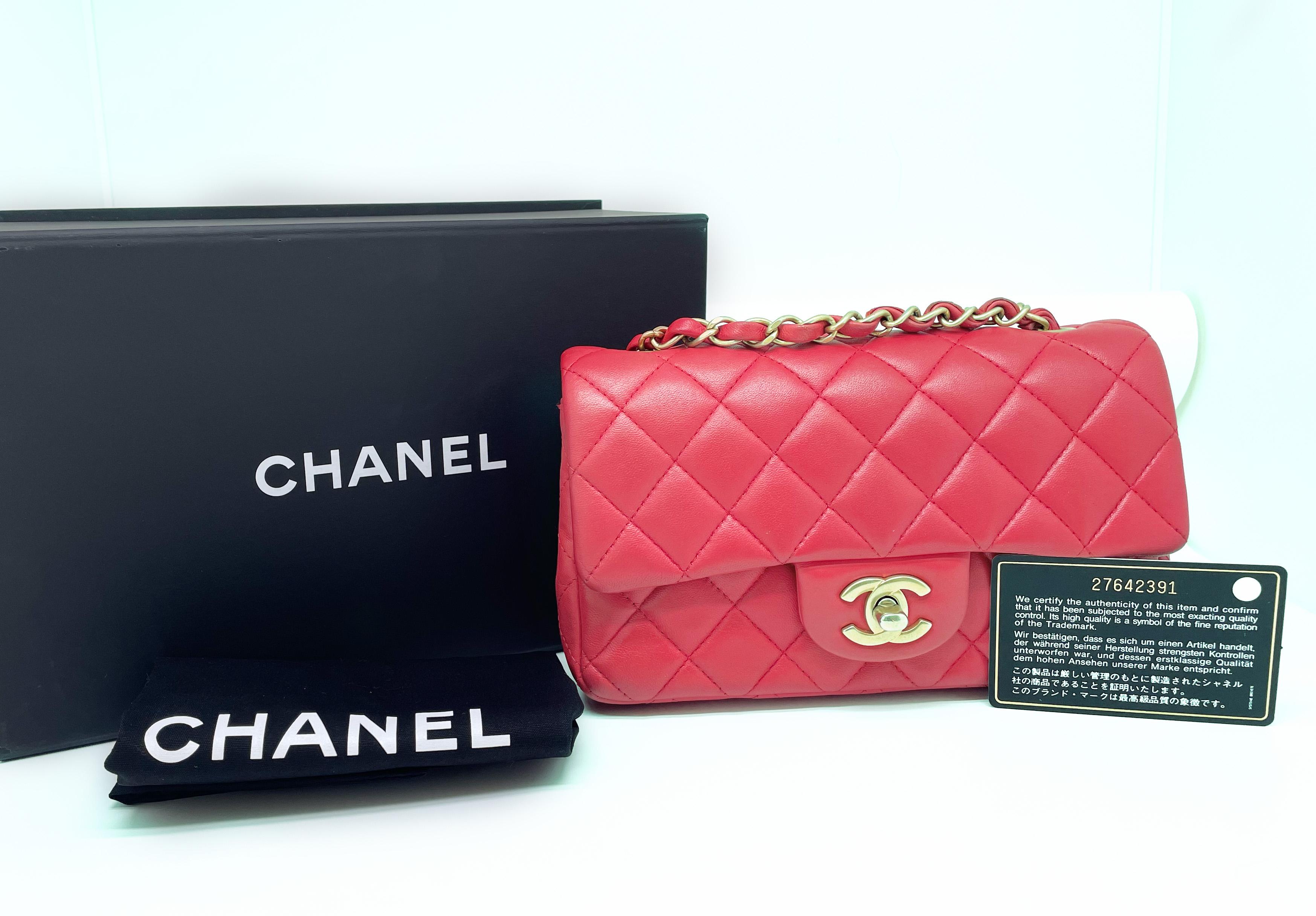 Perfect Chanel Mini/Petit Timeless “Must Have” shoulder flap bag in leather
of red quilted lamb, gold metal trim, chain handle in
gold metal interwoven with red leather for shoulder or crossbody wear.
Single flap Flap closure One patch pocket on the