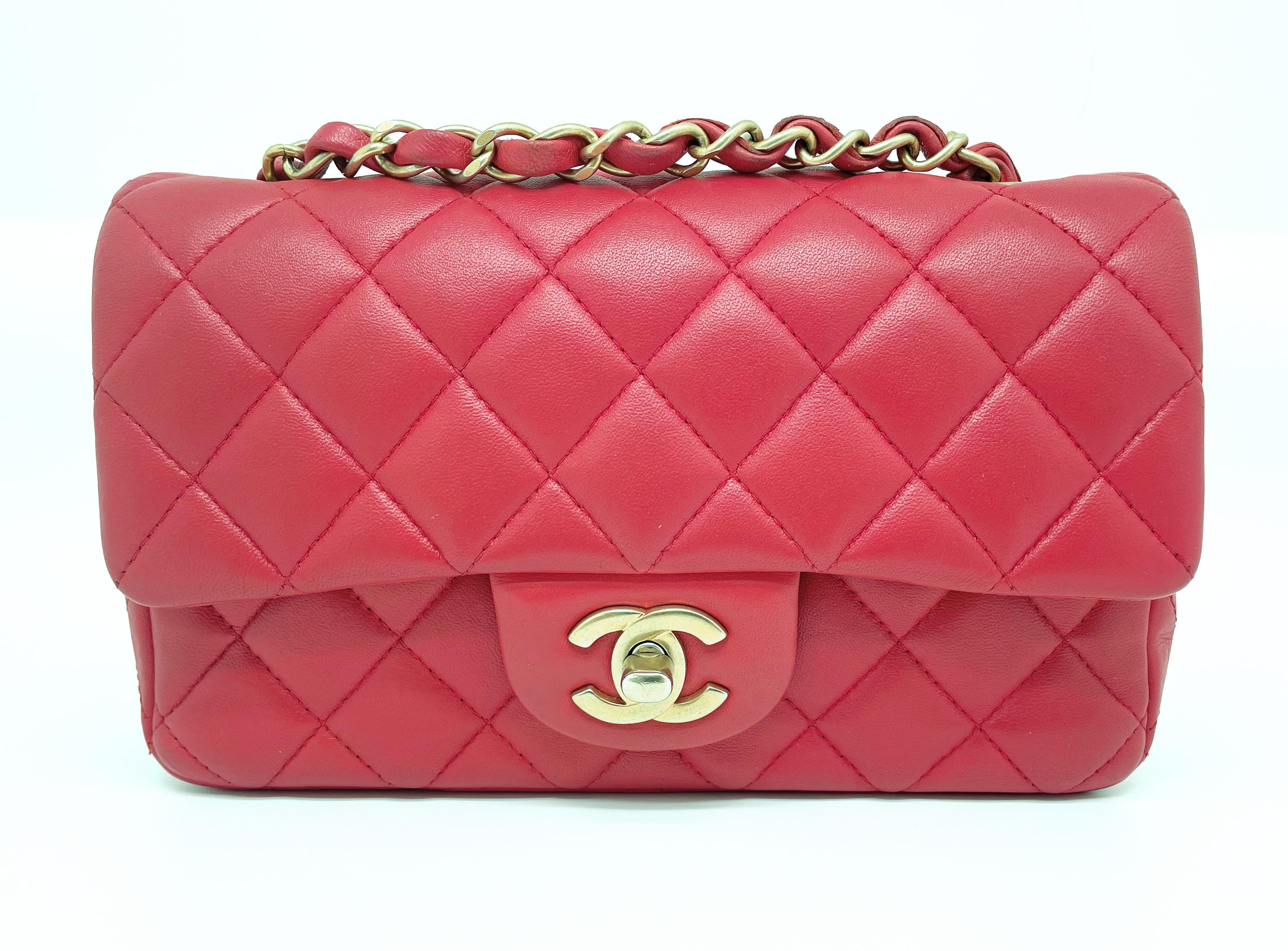 Chanel Petit Timeless “Must Have” shoulder flap bag in leather of red In Excellent Condition In CANNES, FR