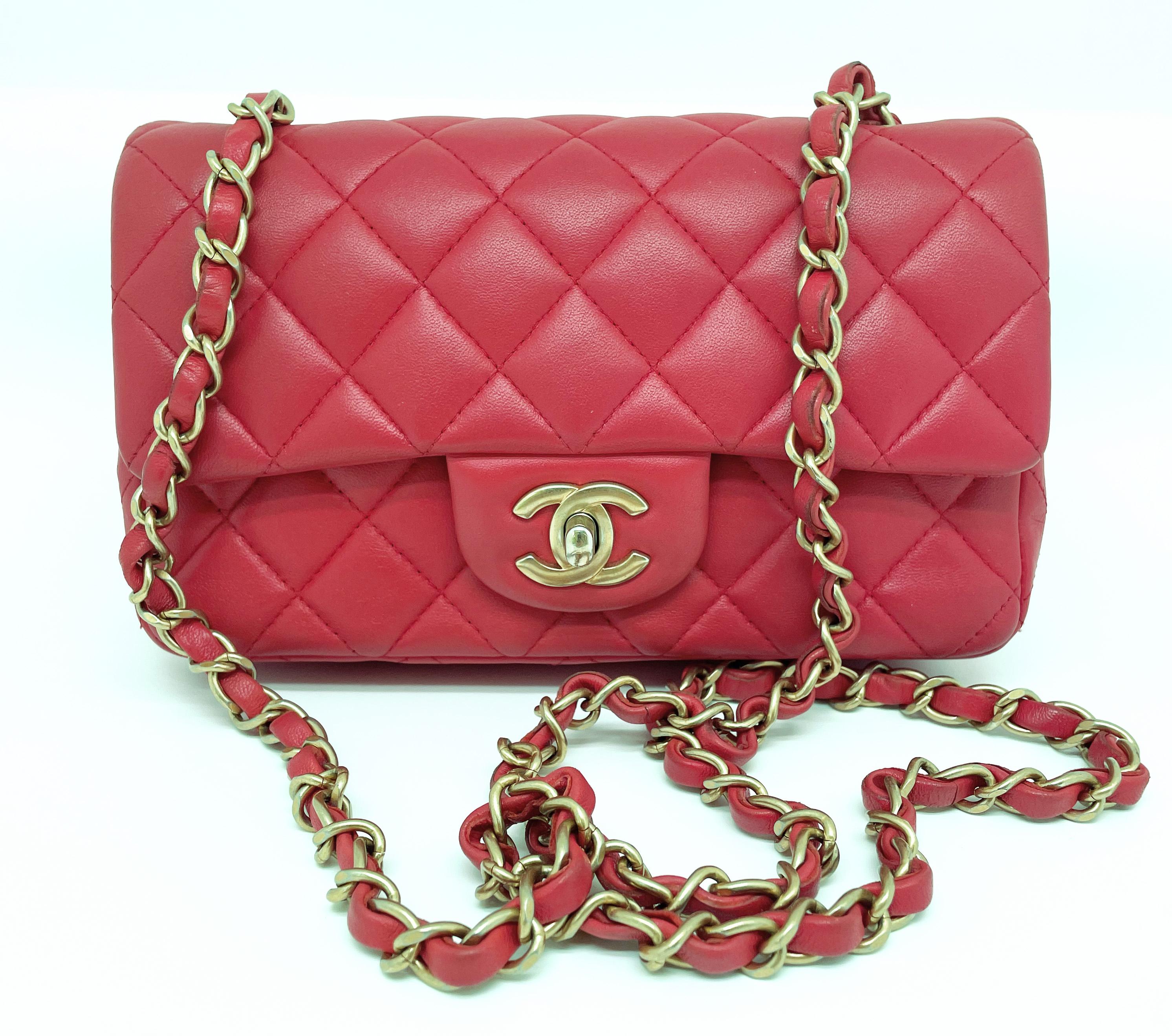 Women's or Men's Chanel Petit Timeless “Must Have” shoulder flap bag in leather of red