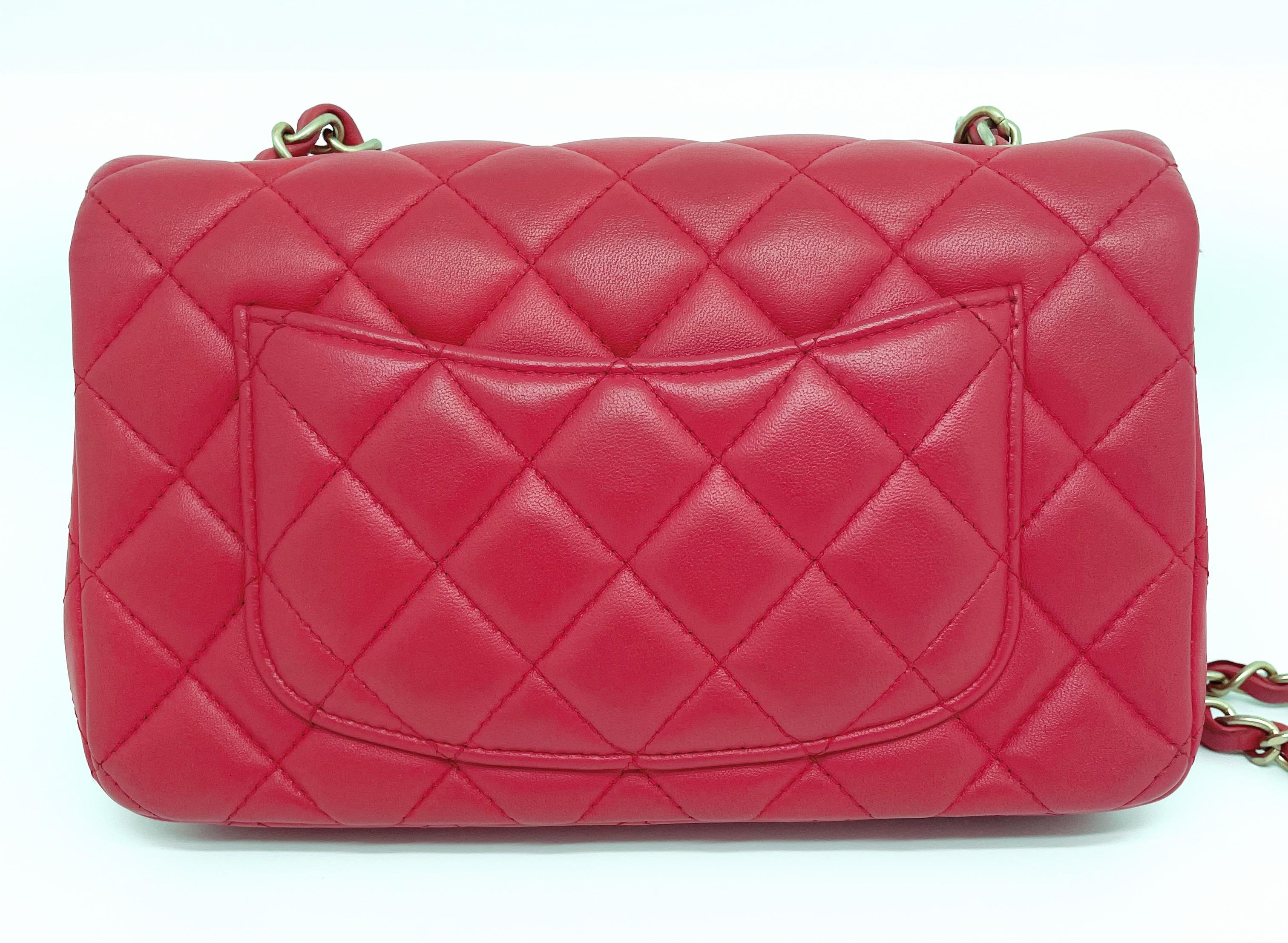Chanel Petit Timeless “Must Have” shoulder flap bag in leather of red 1