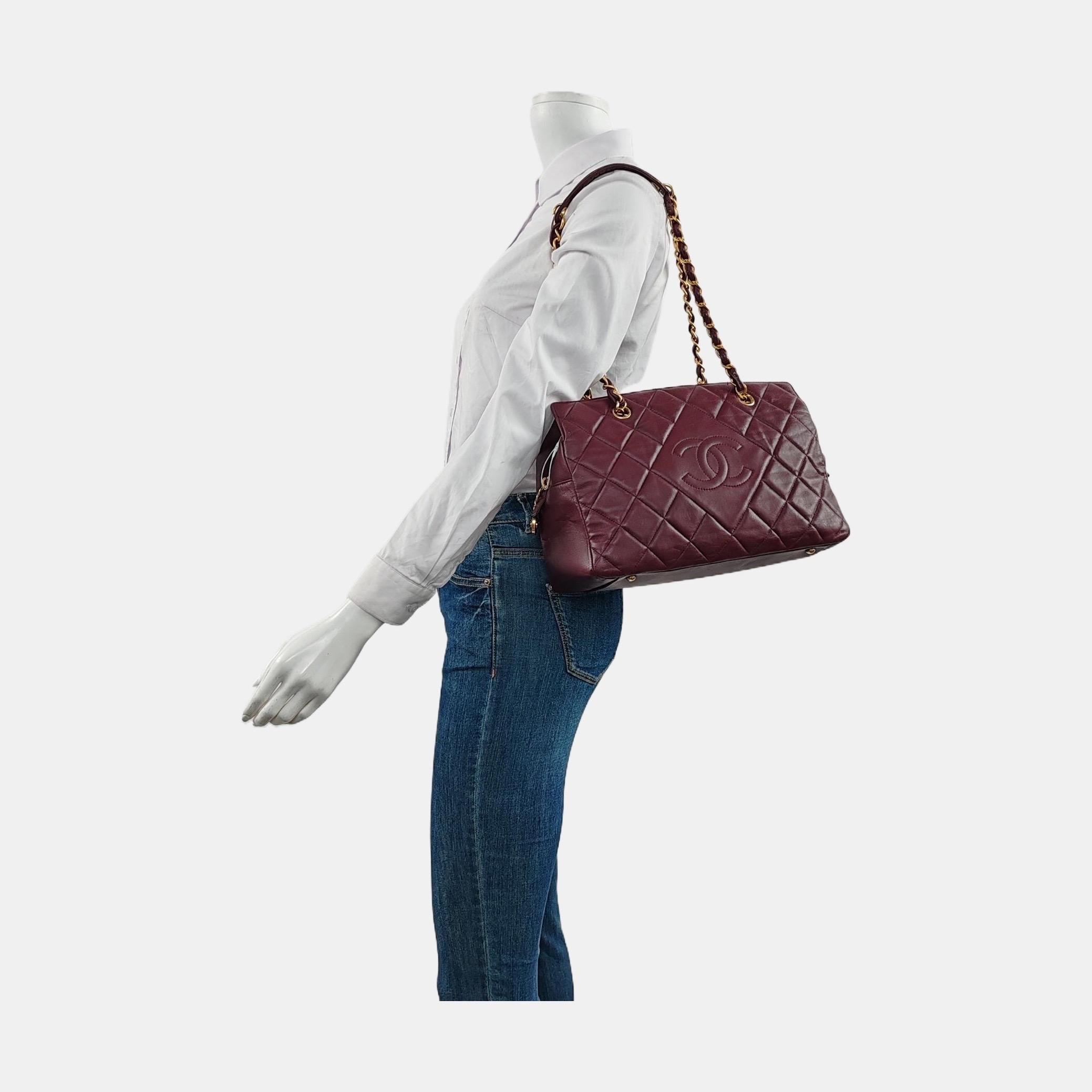 Discontinued in 2015, the Grand Shopping tote bag is one CHANEL rarity that is highly treasured. This version displays a classic design with signature diamond quilting in timeless caviar leather. Two leather and chain woven strap for comfortable