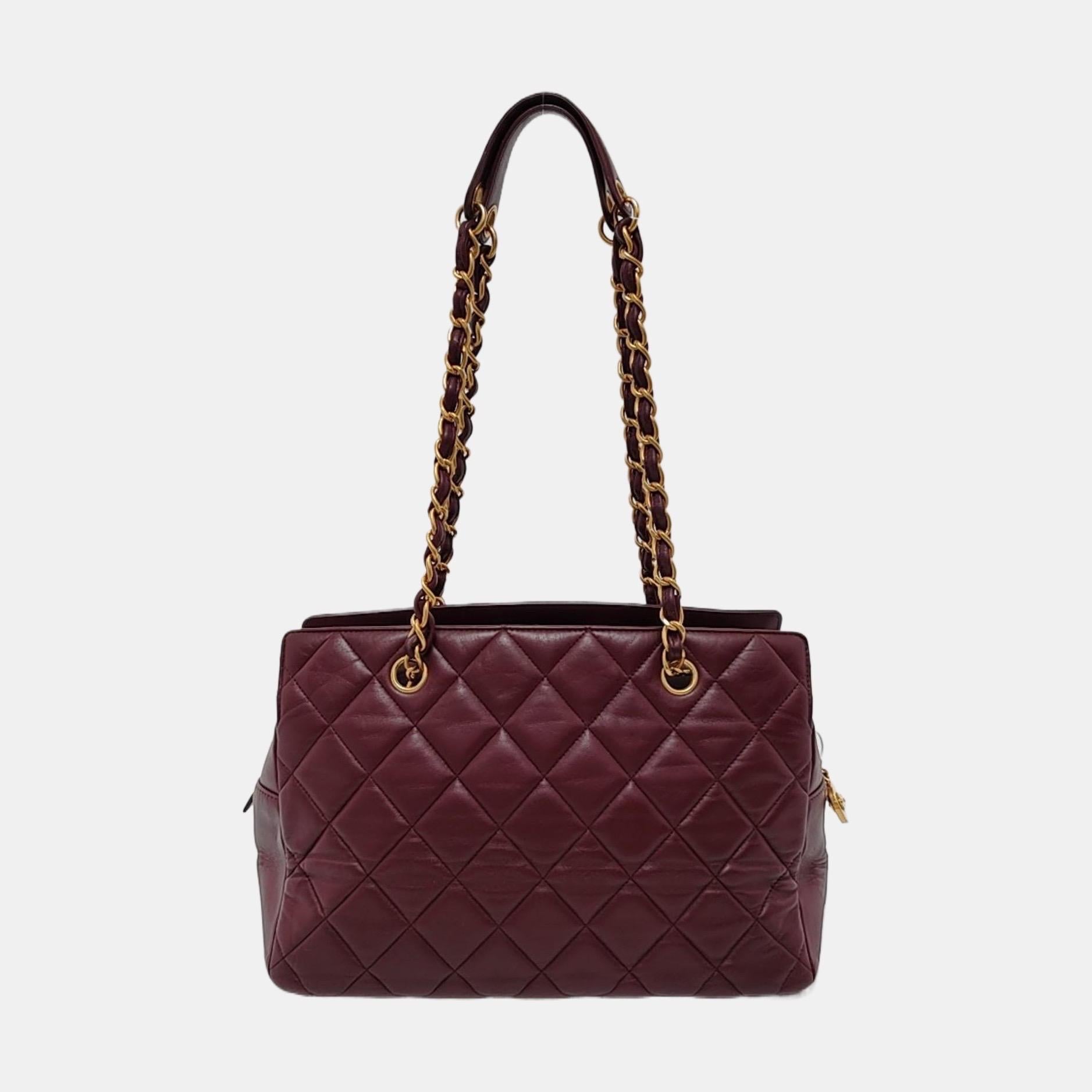 Chanel Petite Shopping Tote PTT Burgundy Lambskin Leather Gold-Tone Chain Shoppi In Good Condition For Sale In AUBERVILLIERS, FR