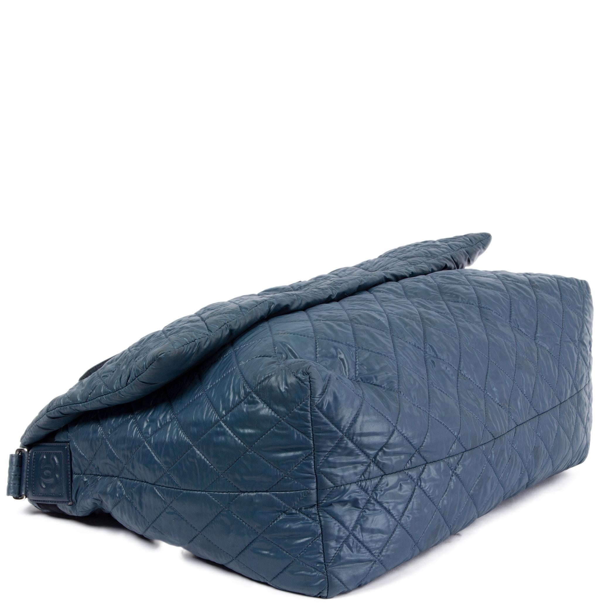 CHANEL Petrolblaue COCO COCOON LARGE Messenger-Tasche aus Nylon (Blau) im Angebot