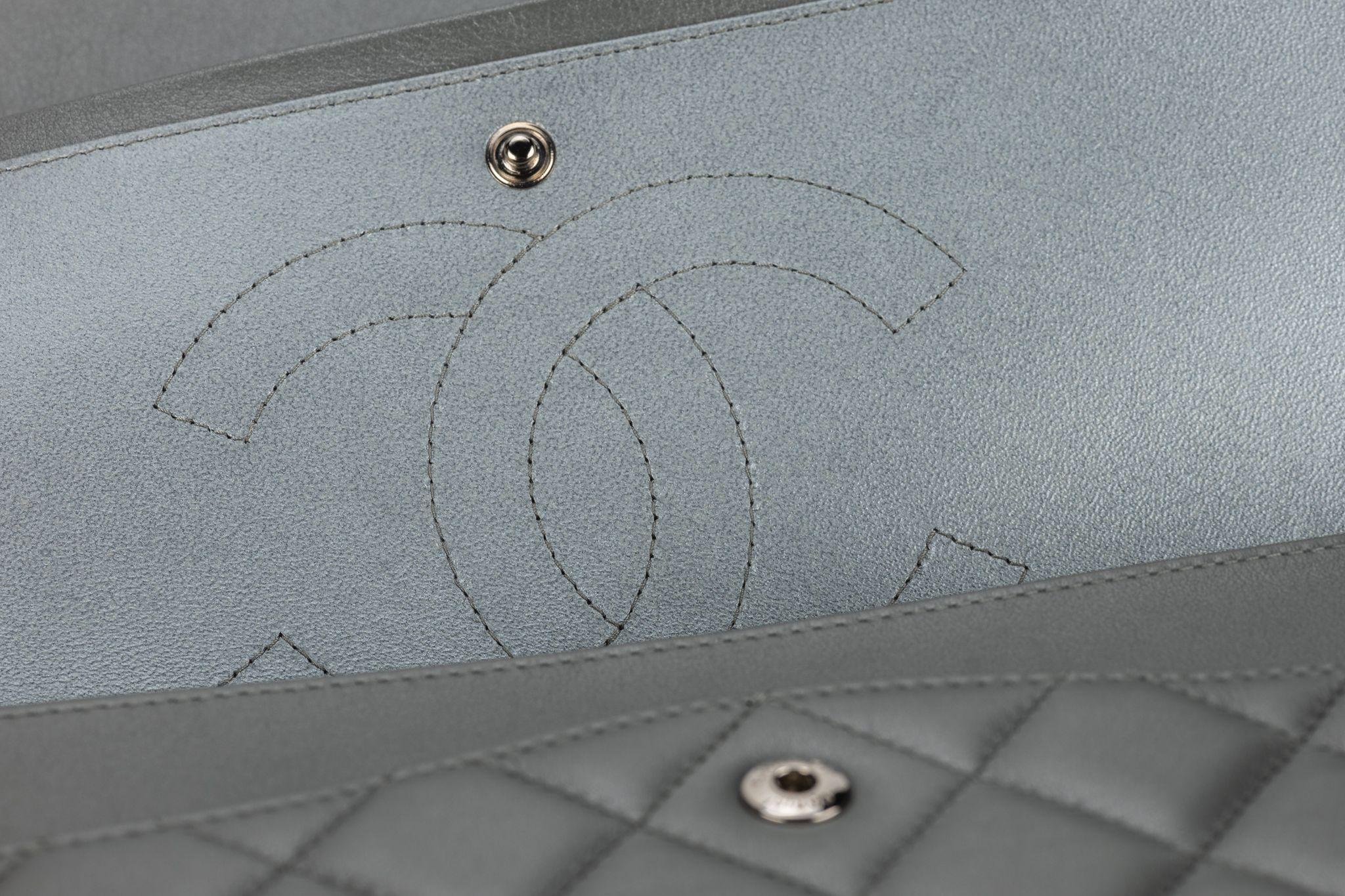 Chanel in pelle d'agnello peltro trapuntata Jumbo in vendita 6