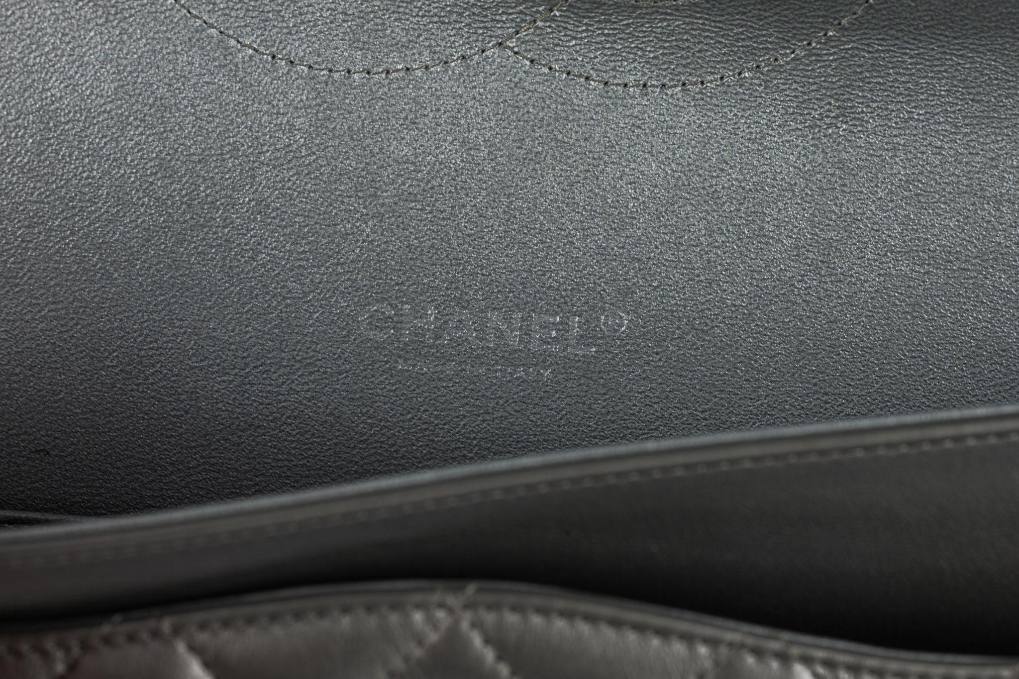 Chanel in pelle d'agnello peltro trapuntata Jumbo in vendita 7