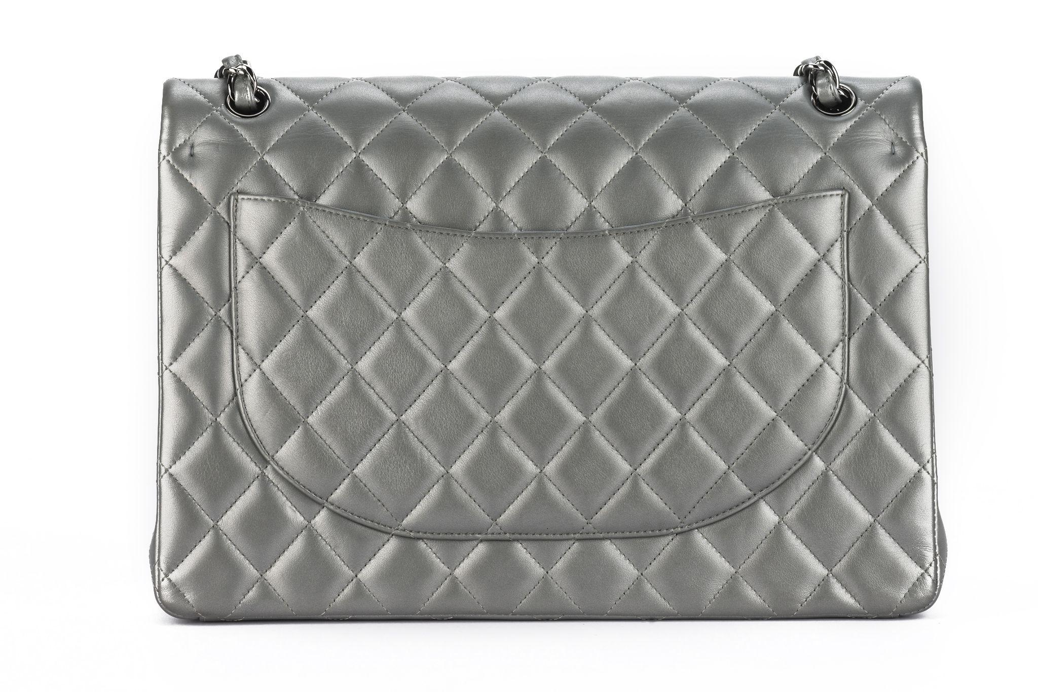 Donna Chanel in pelle d'agnello peltro trapuntata Jumbo in vendita