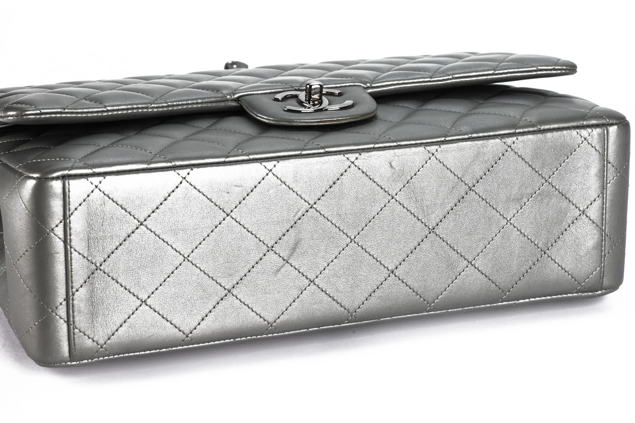 Chanel in pelle d'agnello peltro trapuntata Jumbo in vendita 1
