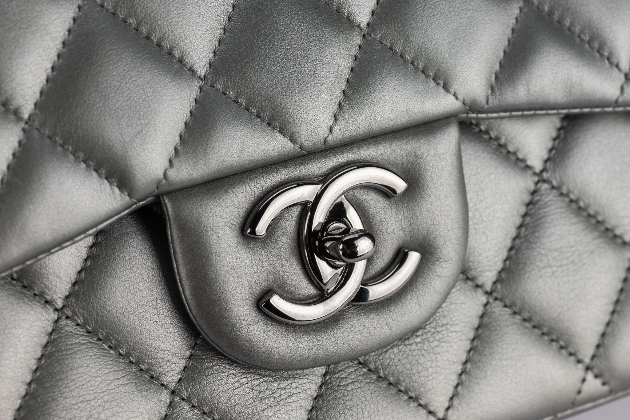 Chanel in pelle d'agnello peltro trapuntata Jumbo in vendita 2