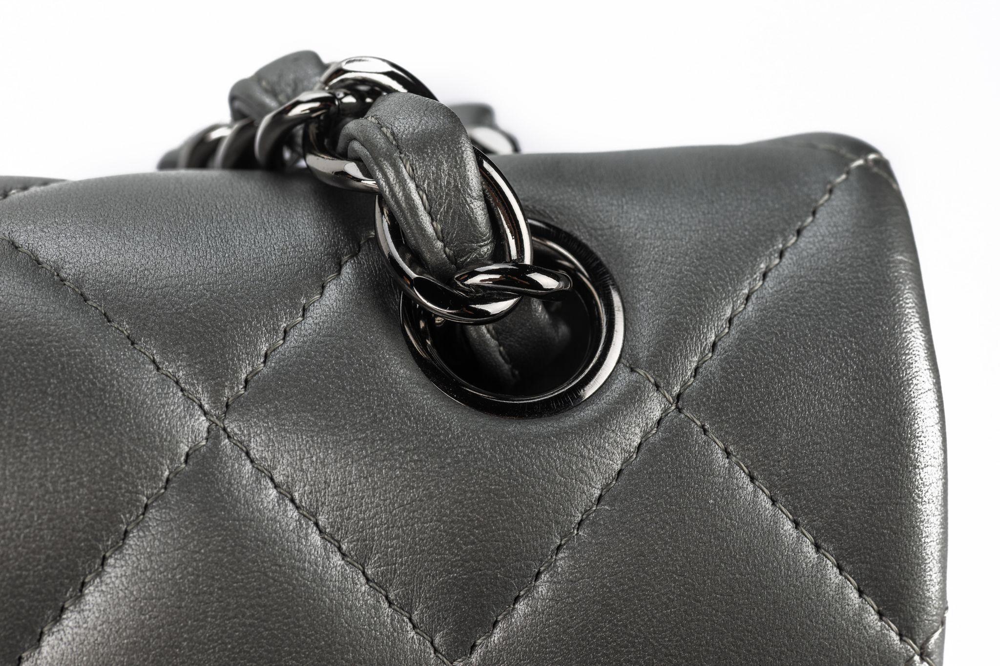 Chanel in pelle d'agnello peltro trapuntata Jumbo in vendita 3