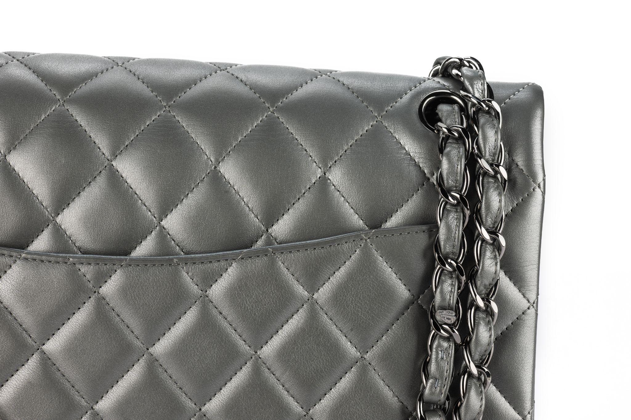 Chanel in pelle d'agnello peltro trapuntata Jumbo in vendita 4