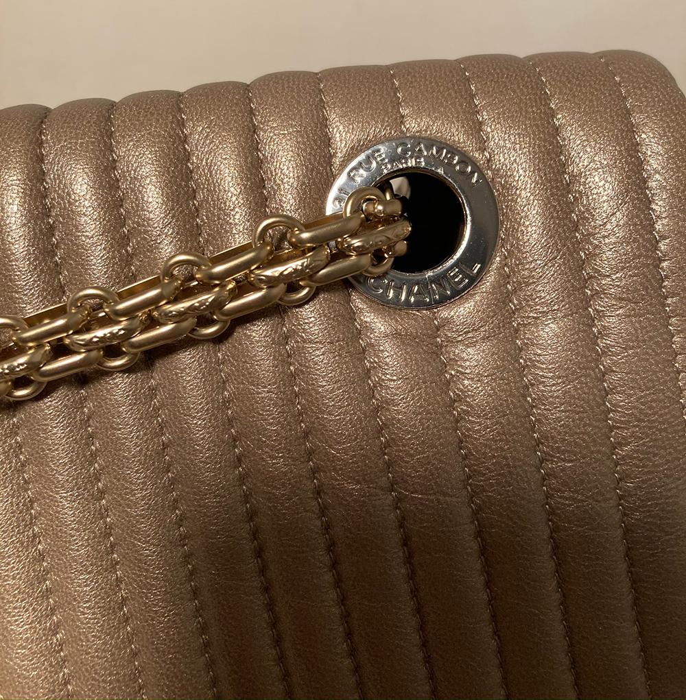 Chanel - Sac à bandoulière à rabat classique matelassé à rayures verticales, réédition en vente 1