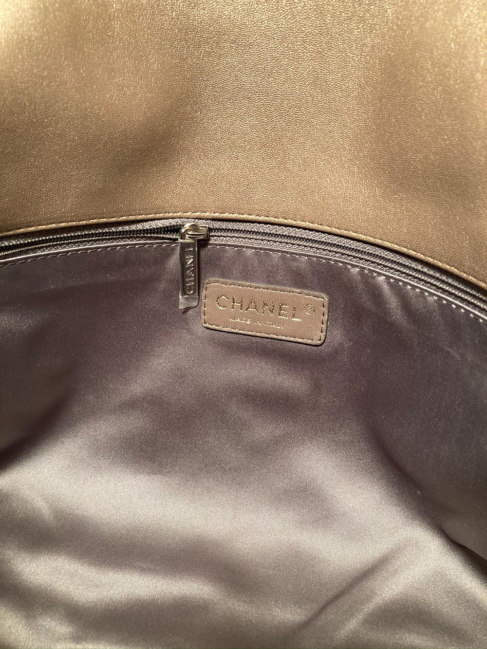Chanel - Sac à bandoulière à rabat classique matelassé à rayures verticales, réédition en vente 3